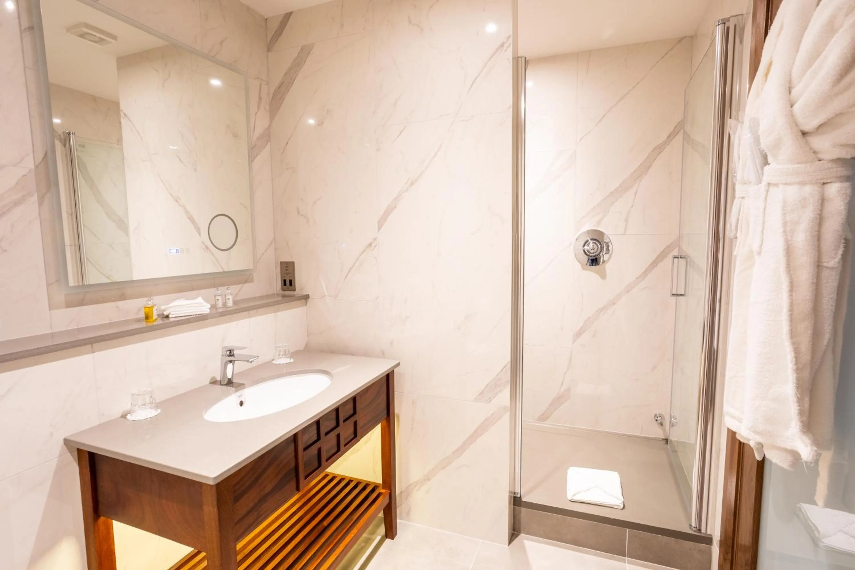 Shower in Lawlors Hotel