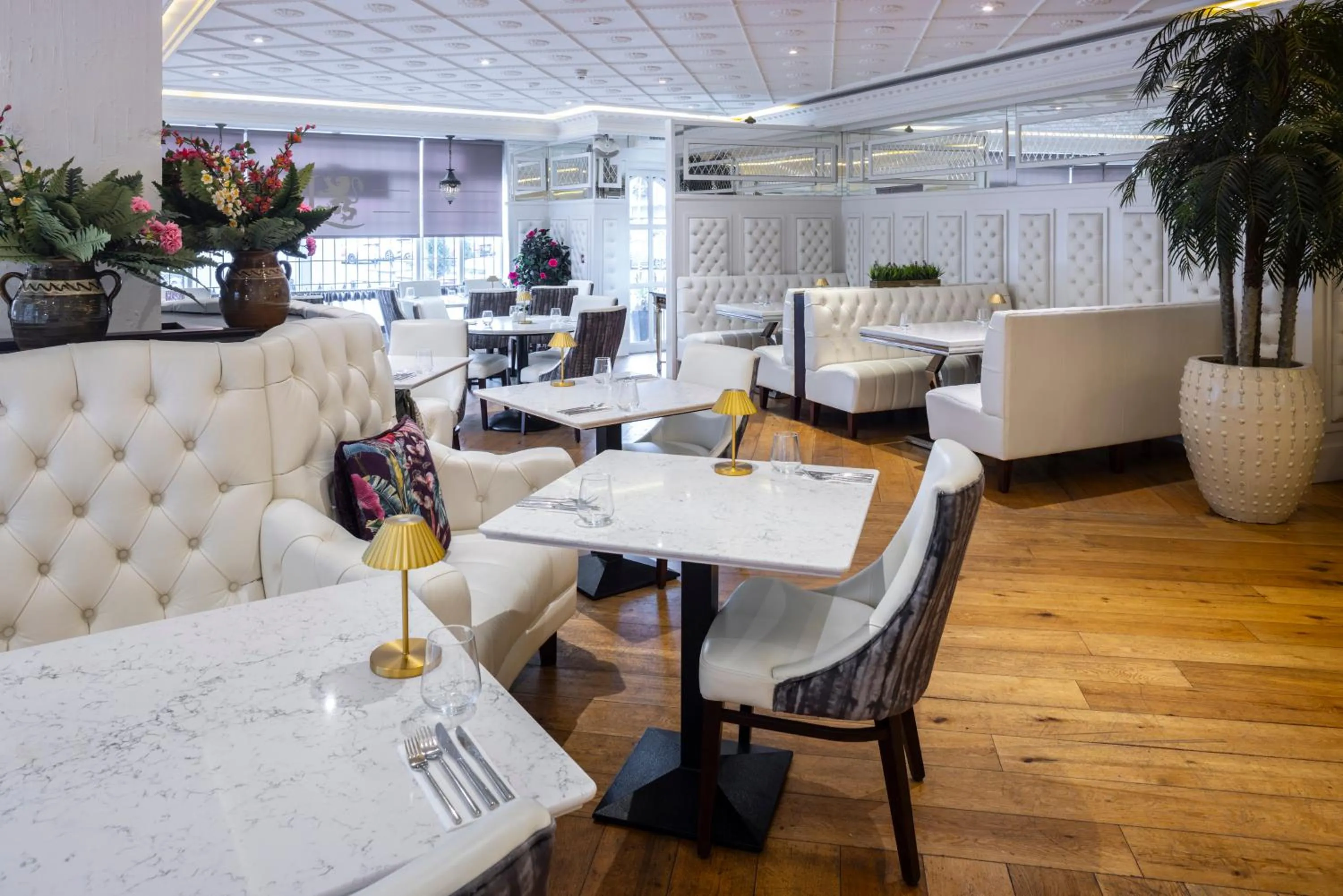 Restaurant/places to eat in Lawlors Hotel