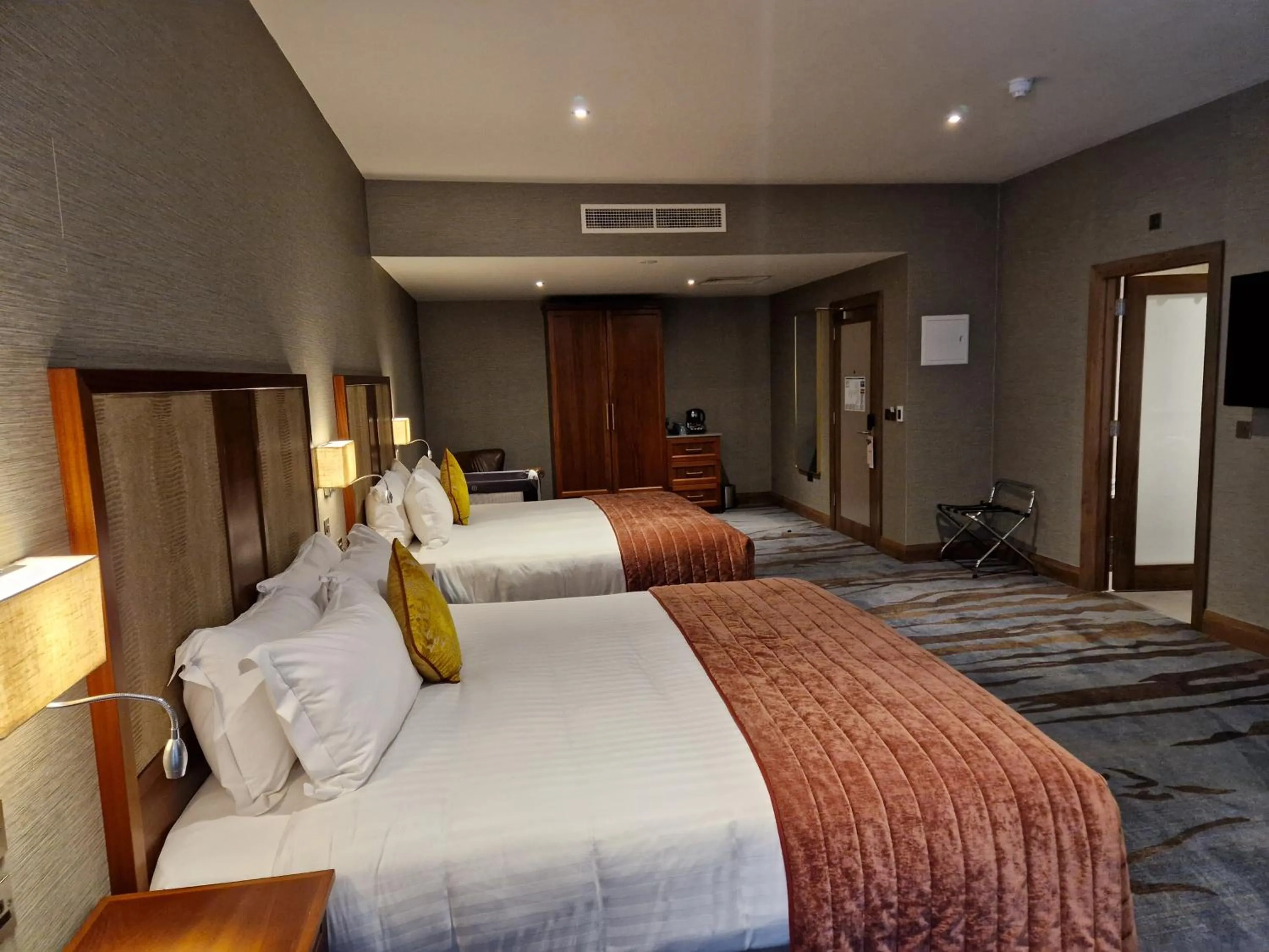 Bedroom, Bed in Lawlors Hotel