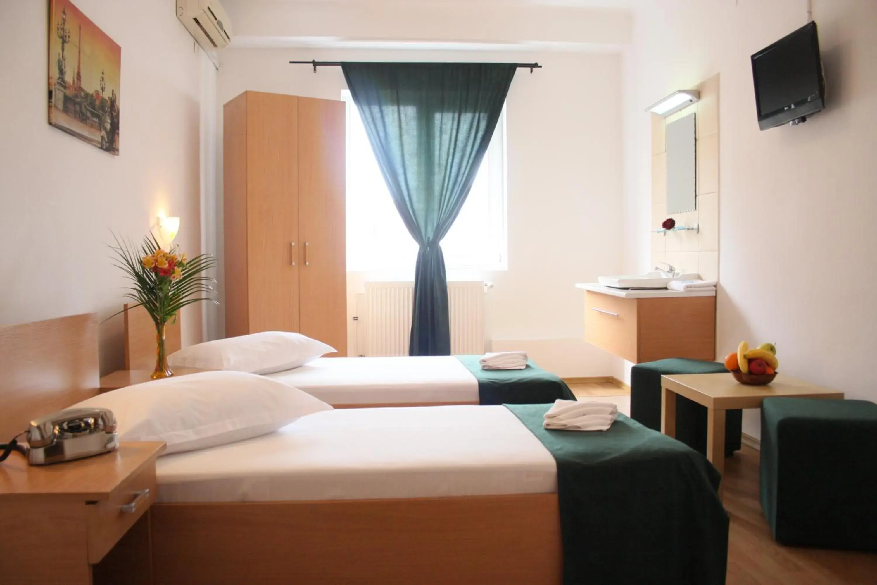 Twin Room with Shared Bathroom in Hotel Sir Gara de Nord Twin Room with Shared Bathroom in Hotel Sir Gara de Nord
