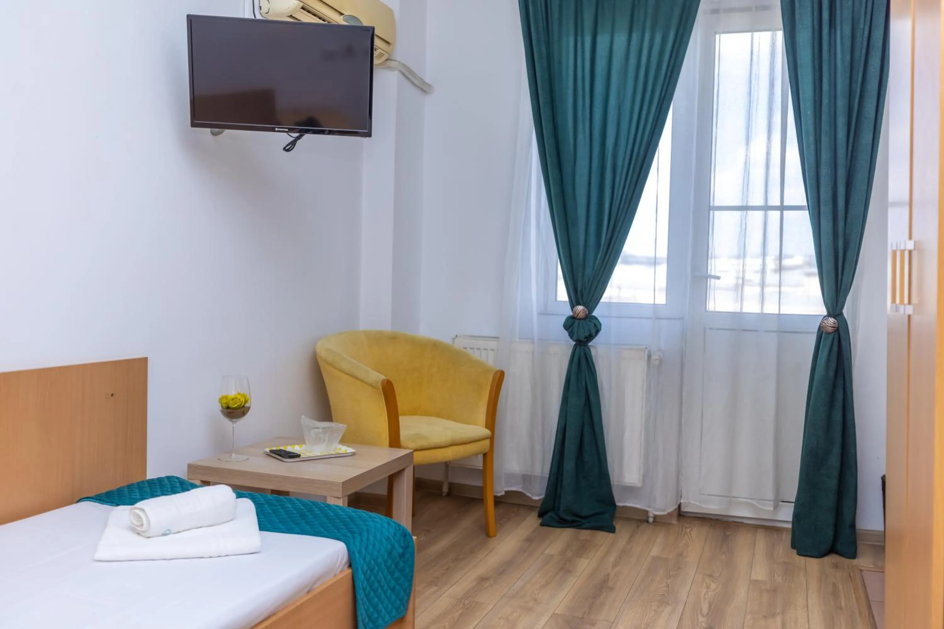 Single Room with Shared Bathroom with Balcony in Hotel Sir Gara de Nord