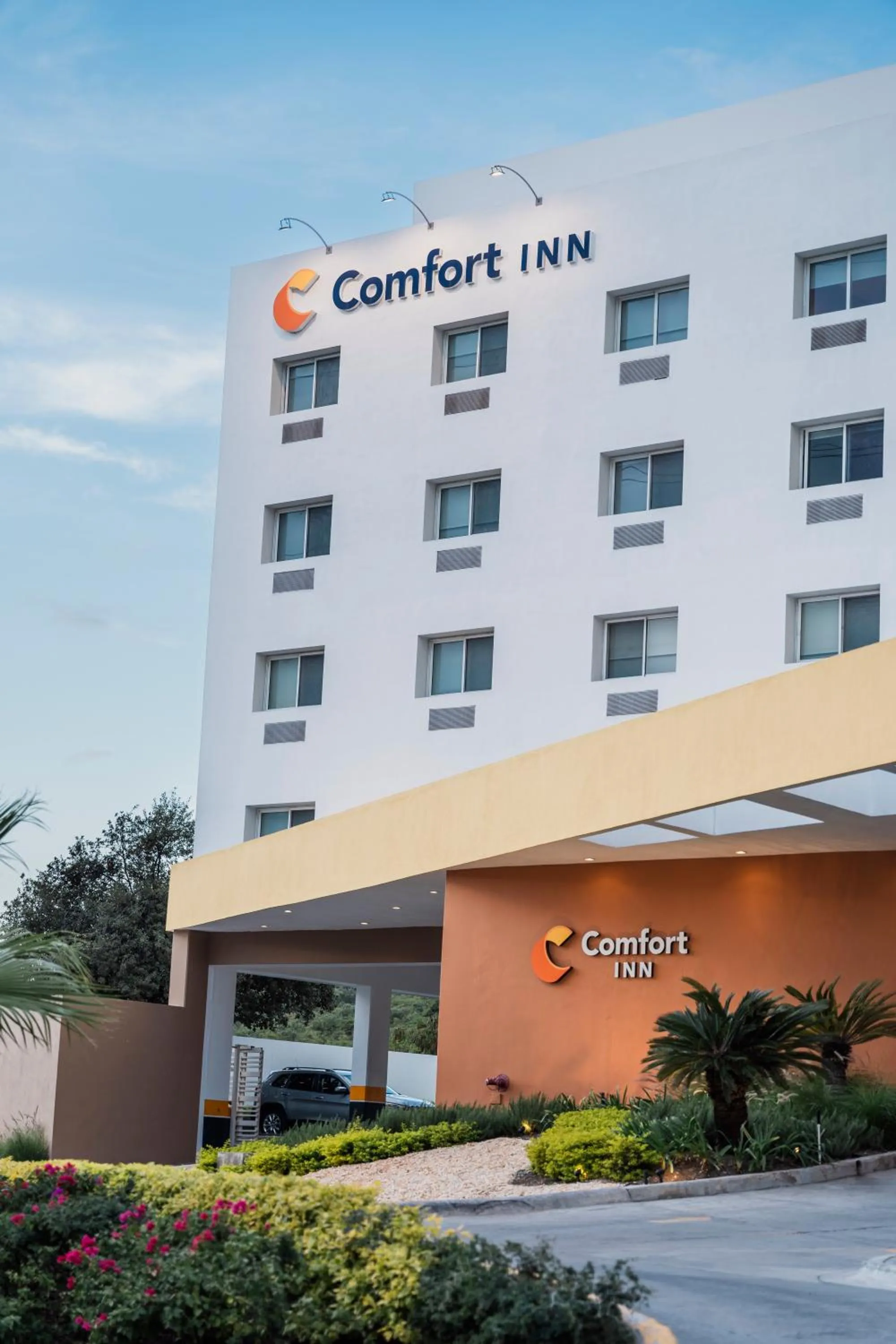 Property building in Comfort Inn Monterrey Valle