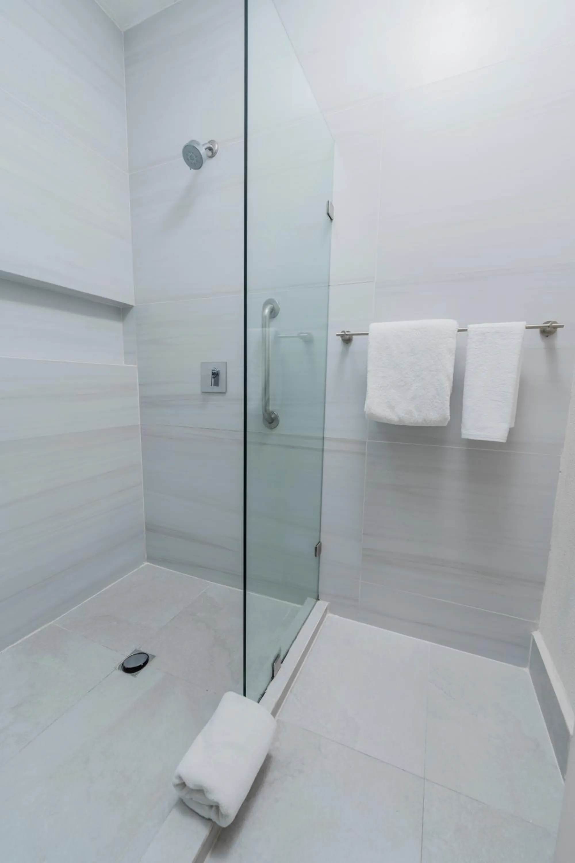 Bathroom in Comfort Inn Monterrey Valle