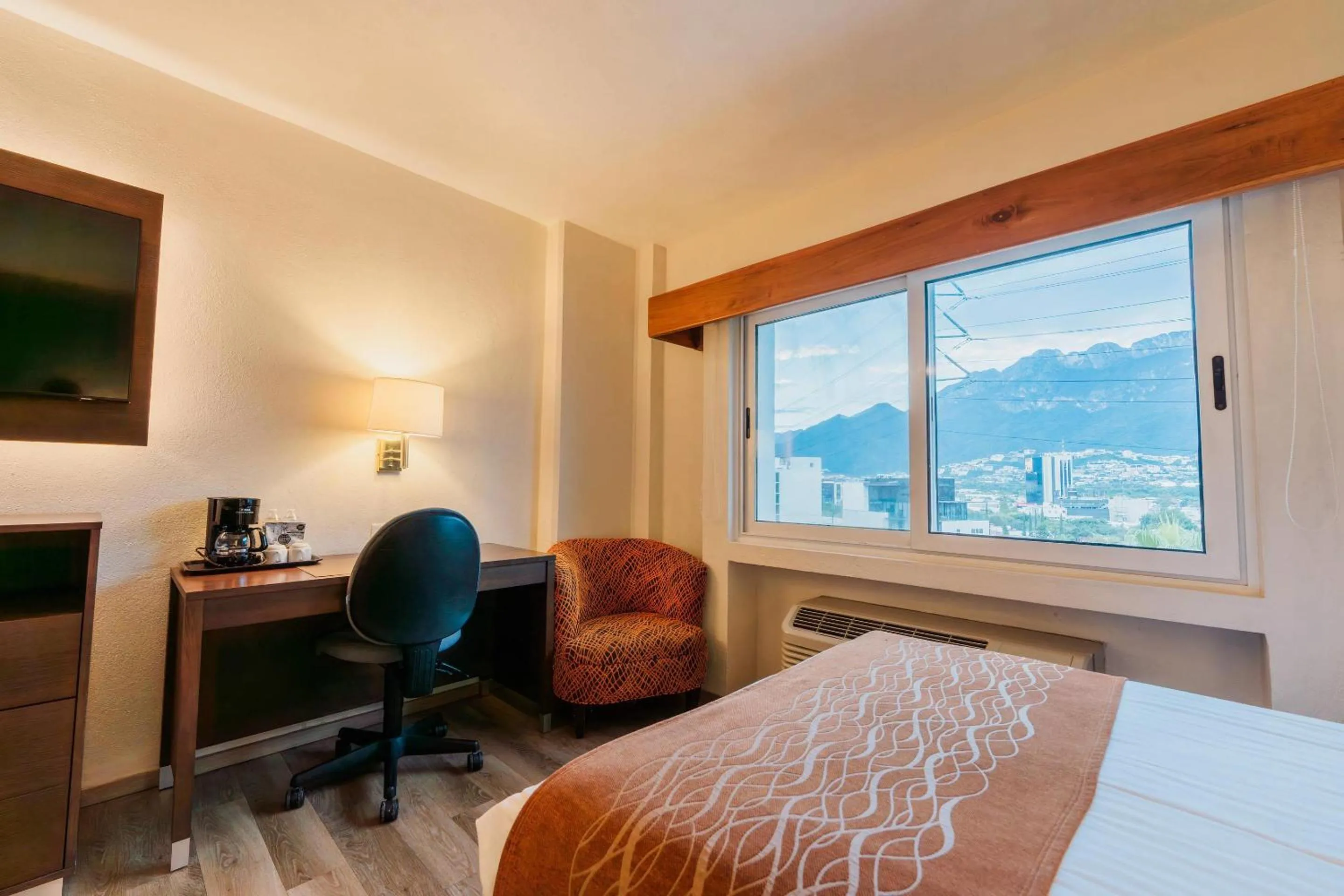 Bedroom, Bed in Comfort Inn Monterrey Valle