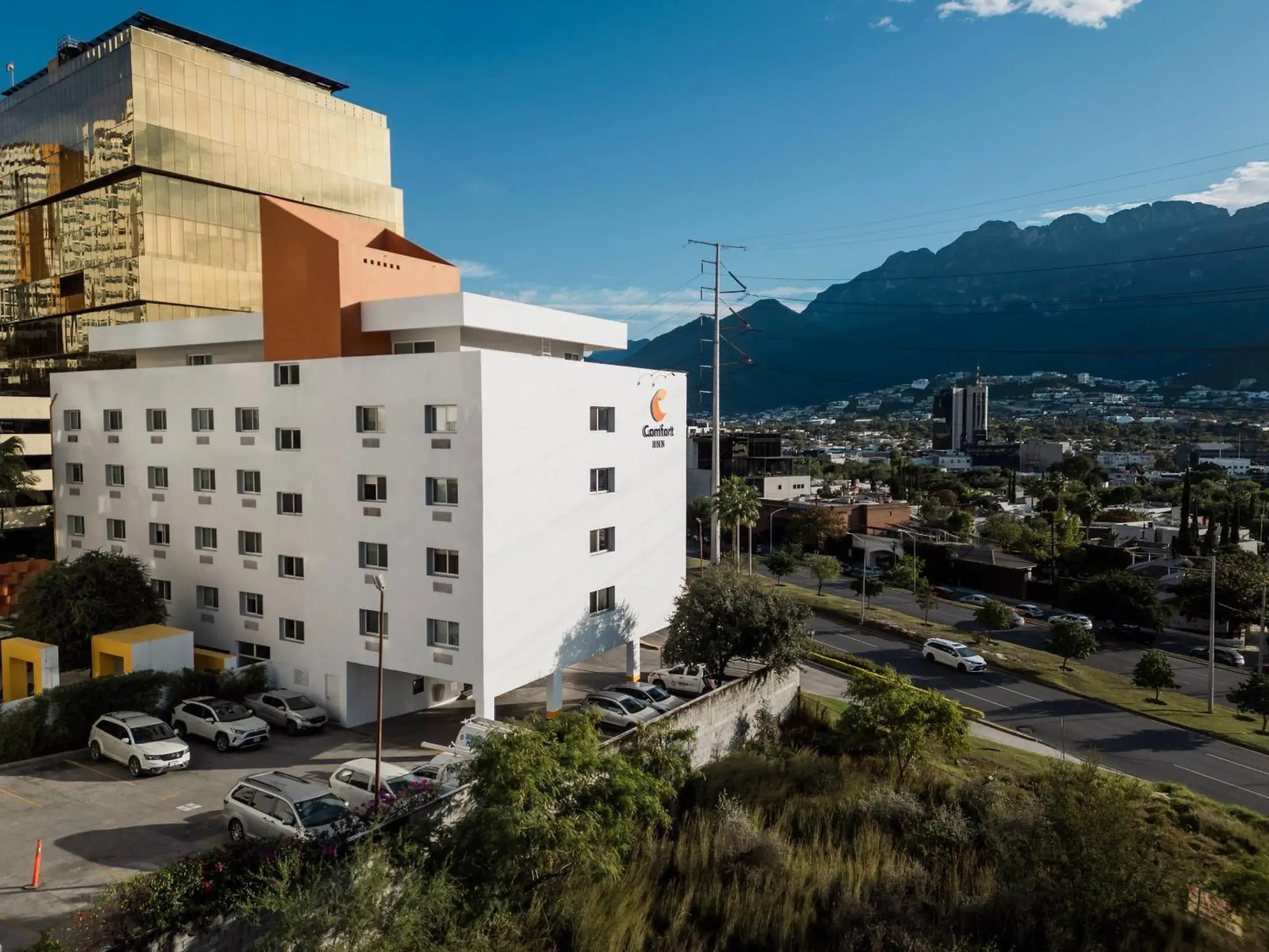 Property building in Comfort Inn Monterrey Valle Property building in Comfort Inn Monterrey Valle