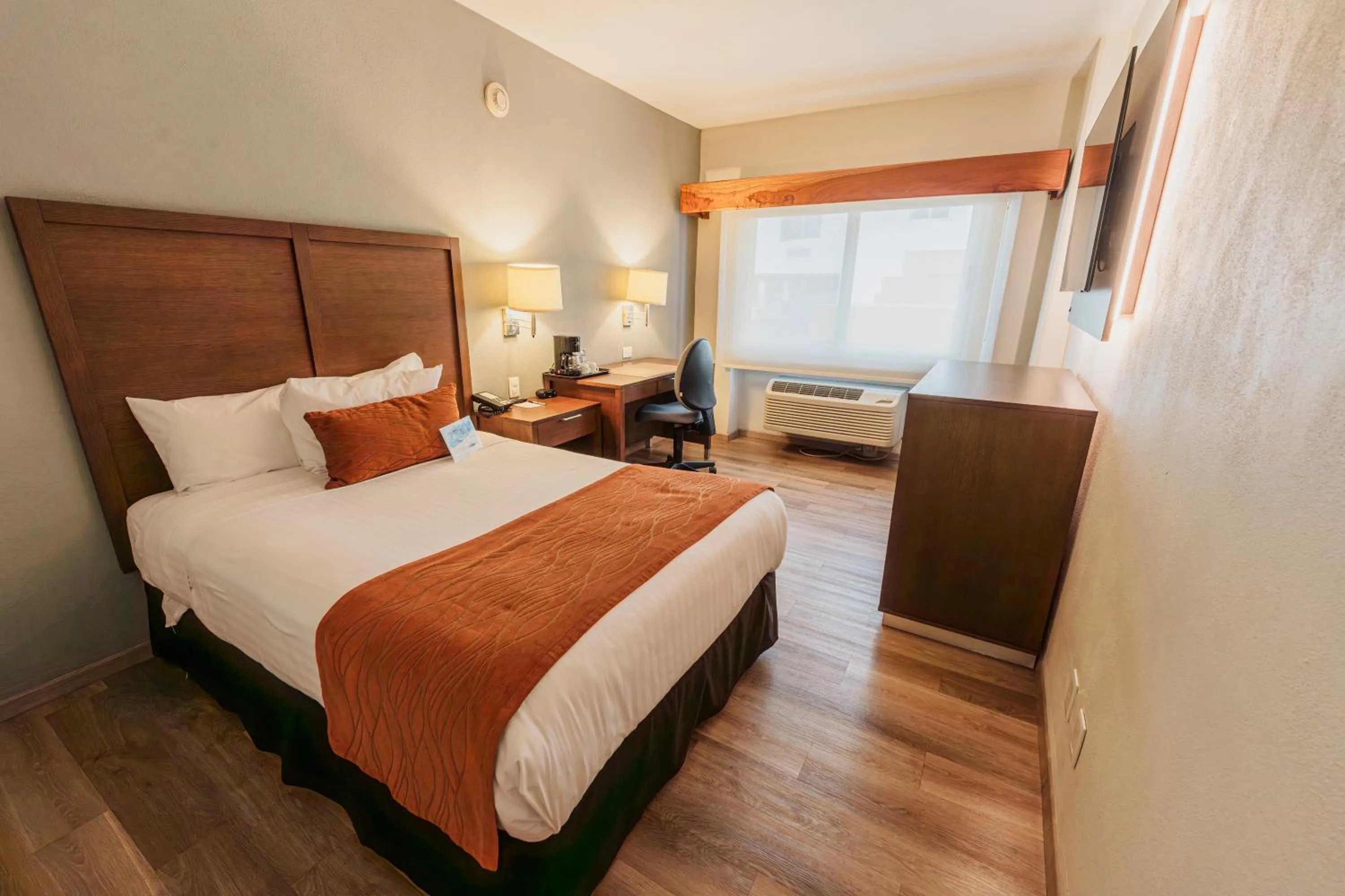 Bedroom, Bed in Comfort Inn Monterrey Valle