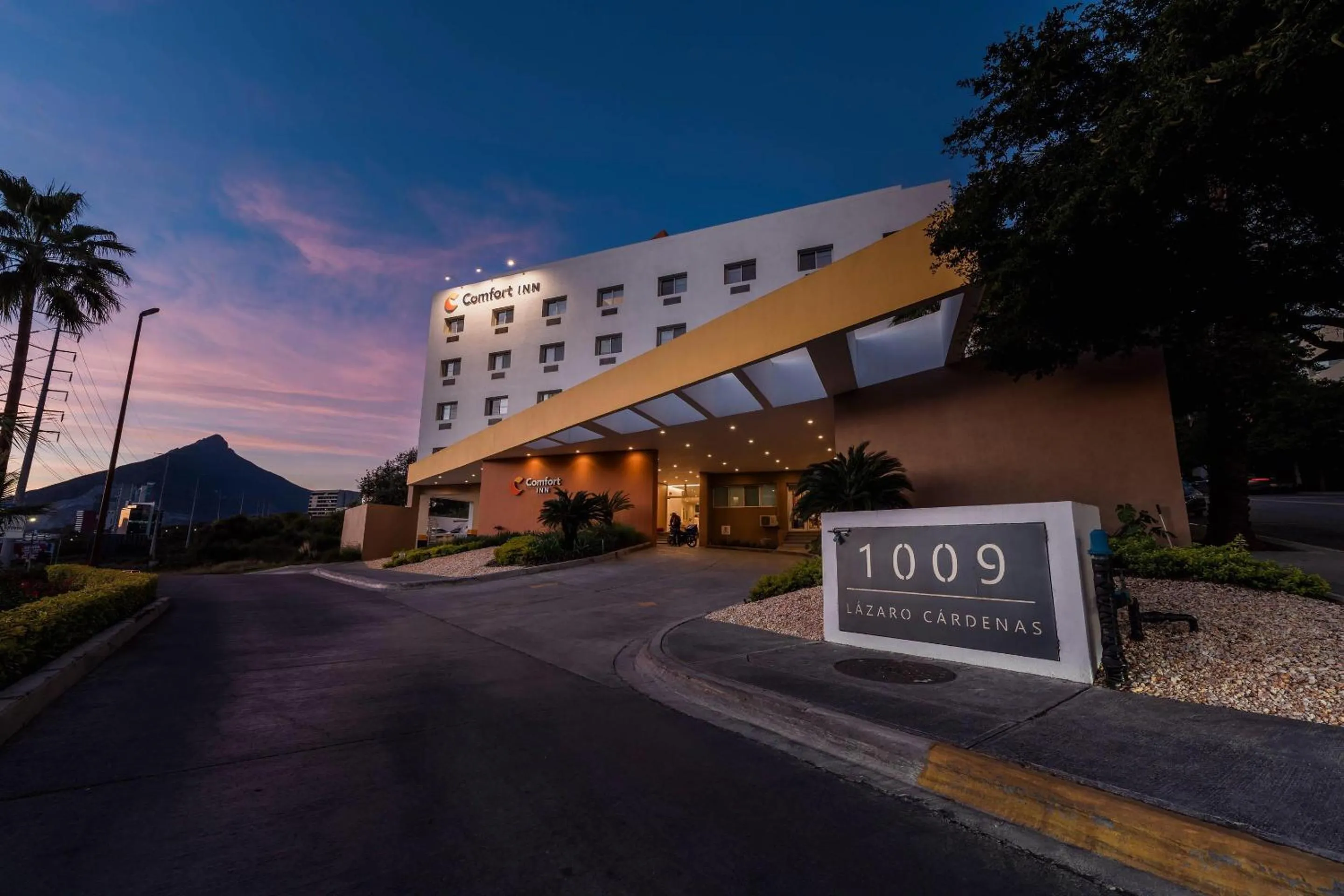 Property building in Comfort Inn Monterrey Valle