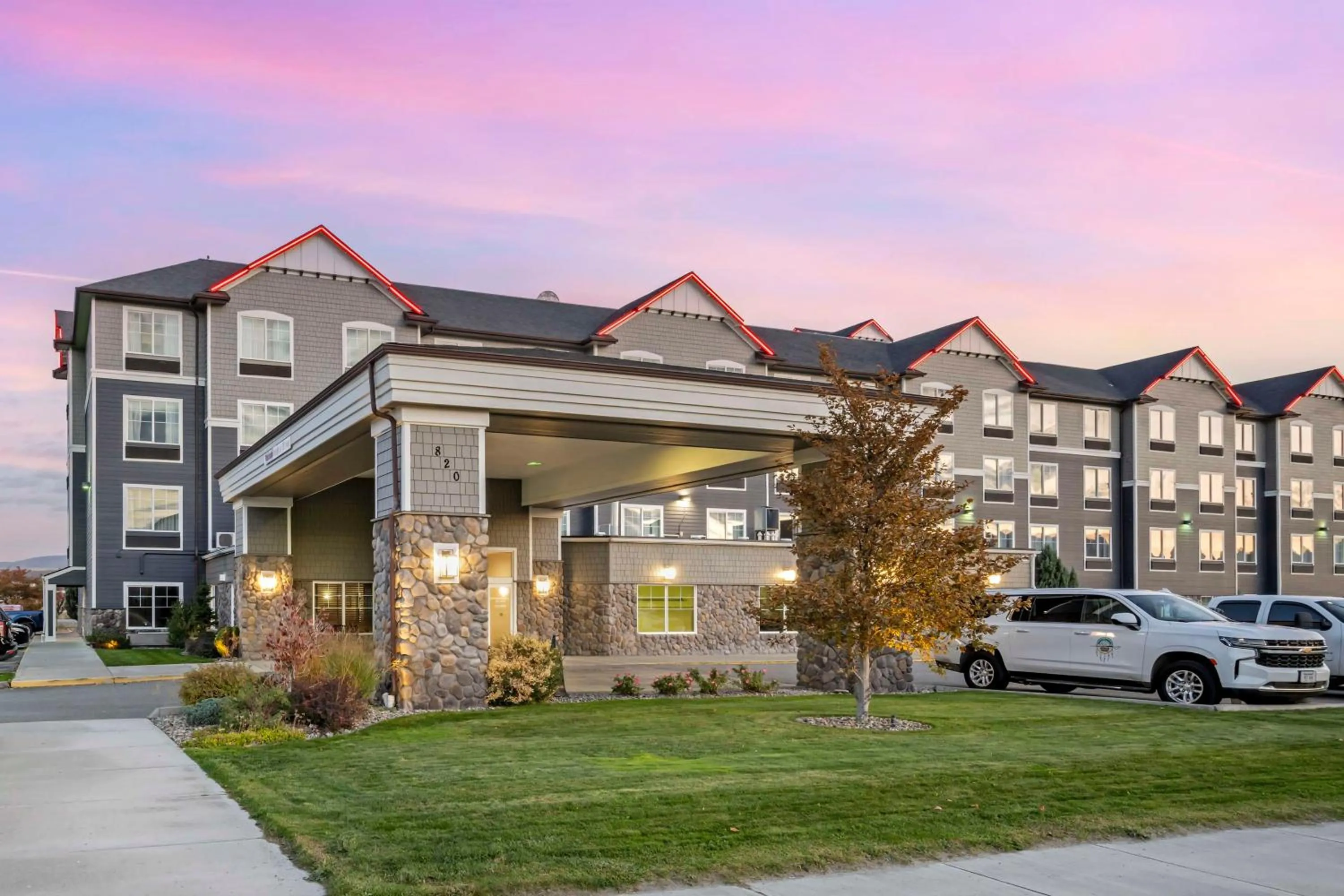 Property building in Best Western PLUS Peppertree Inn at Omak