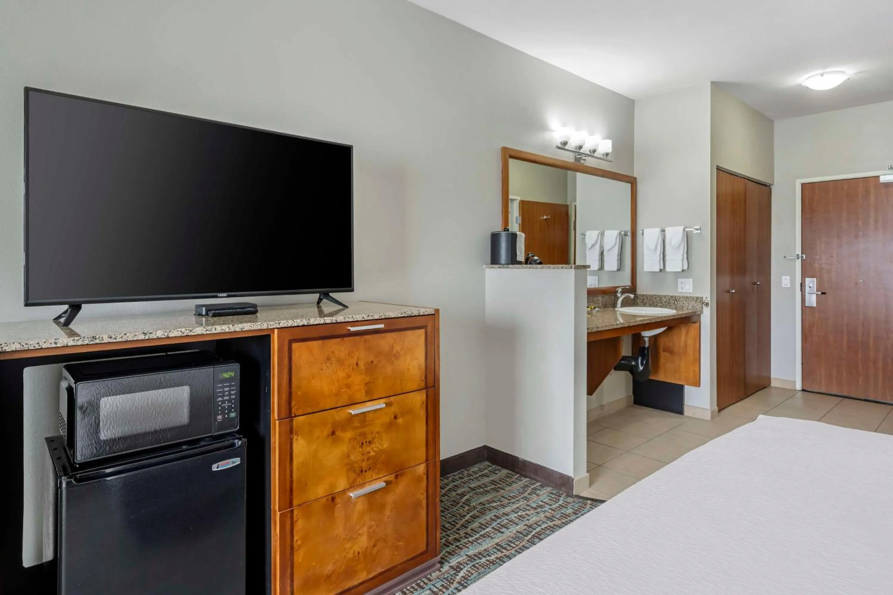 Bedroom, Bed in Best Western PLUS Peppertree Inn at Omak