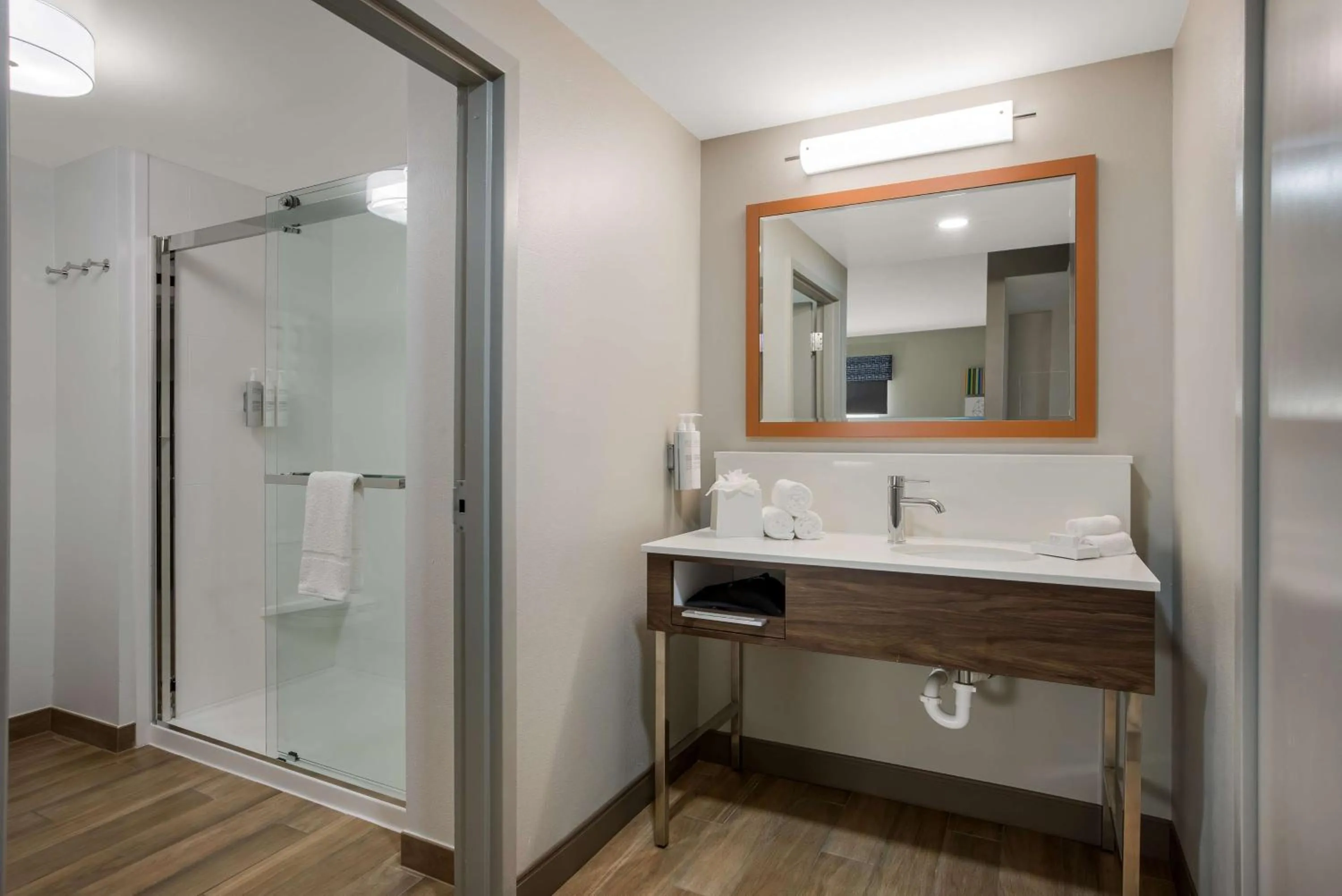 Bathroom in Hampton Inn Linden