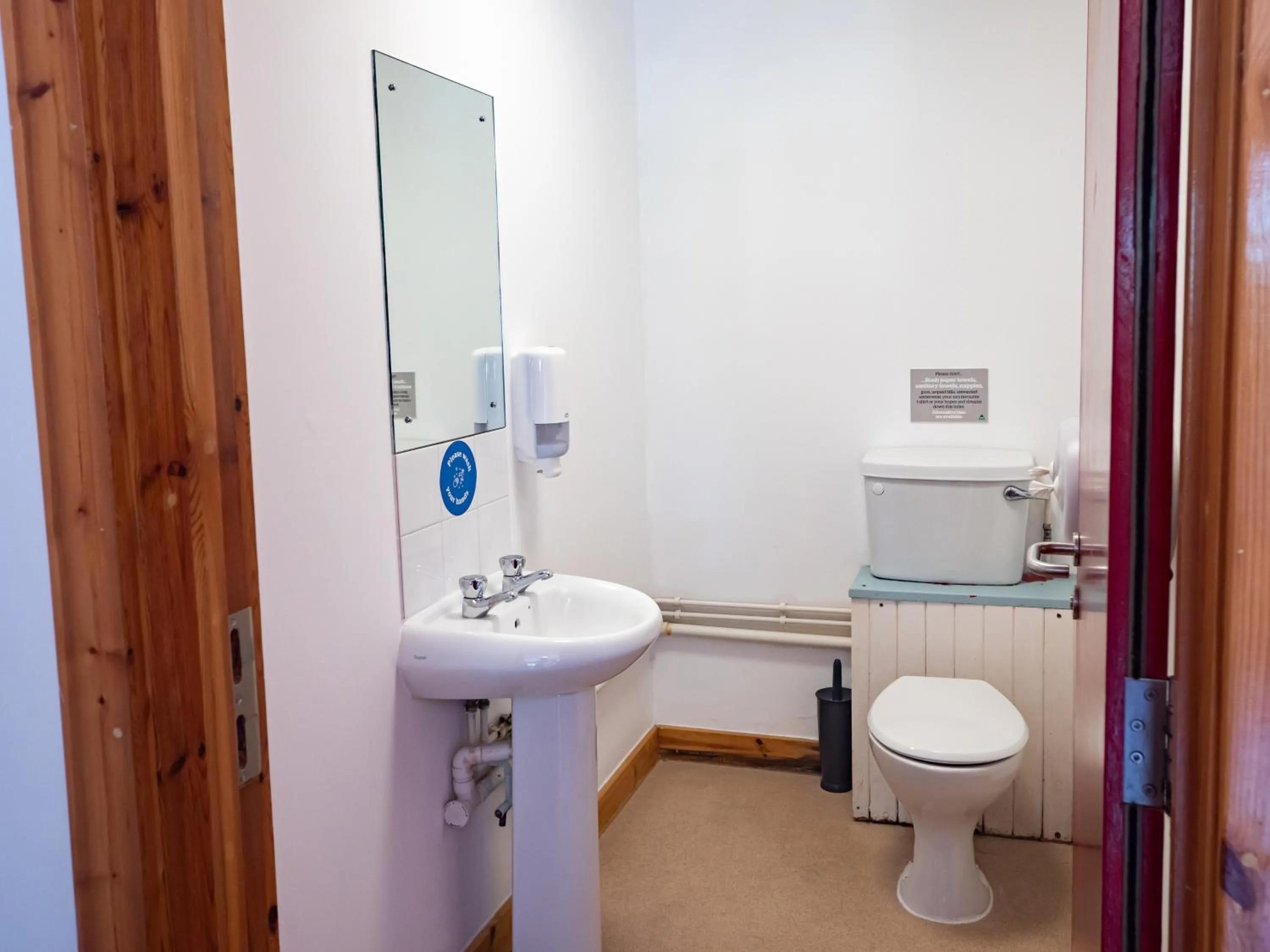 Toilet in YHA London Lee Valley