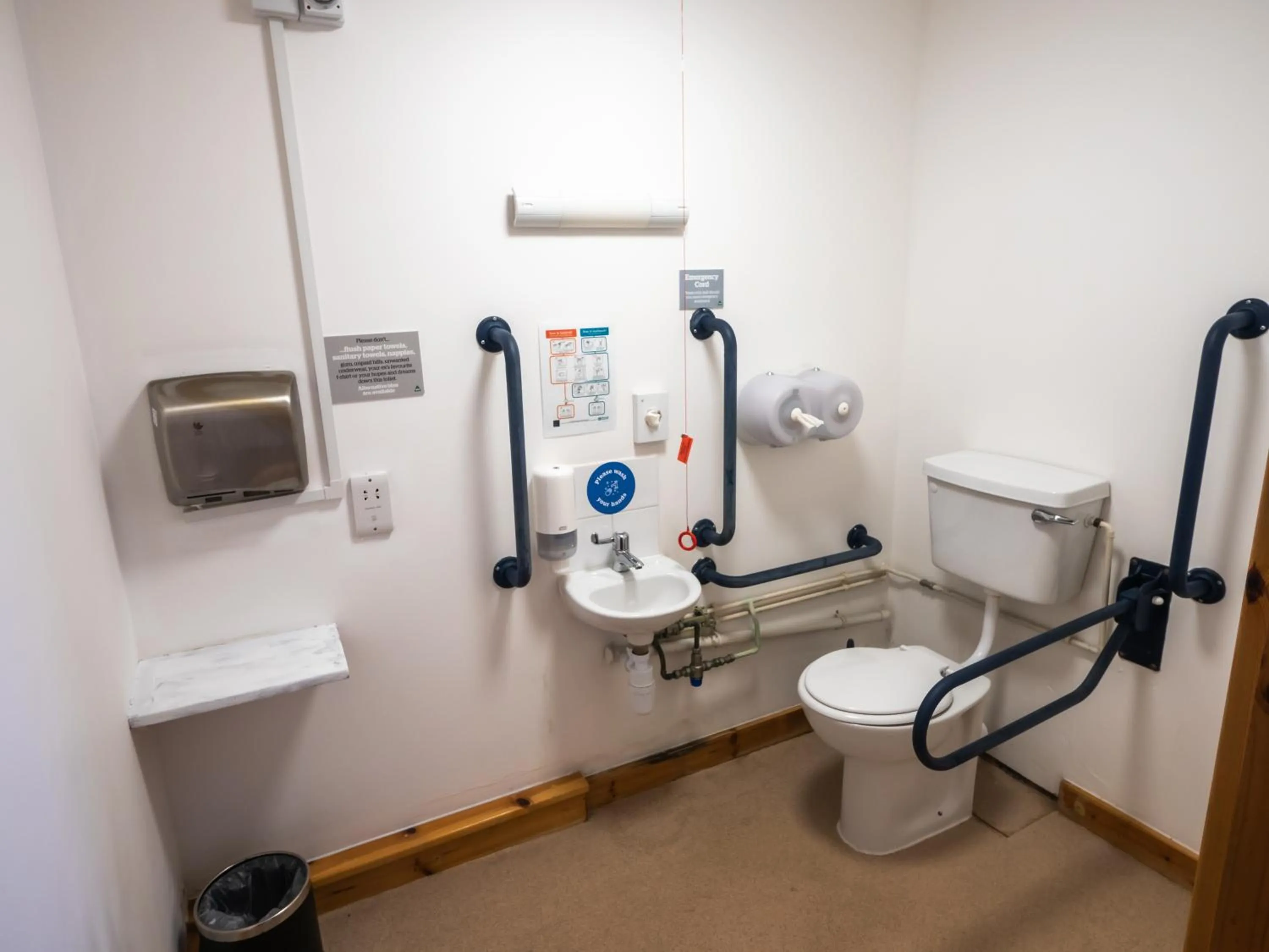 Toilet in YHA London Lee Valley