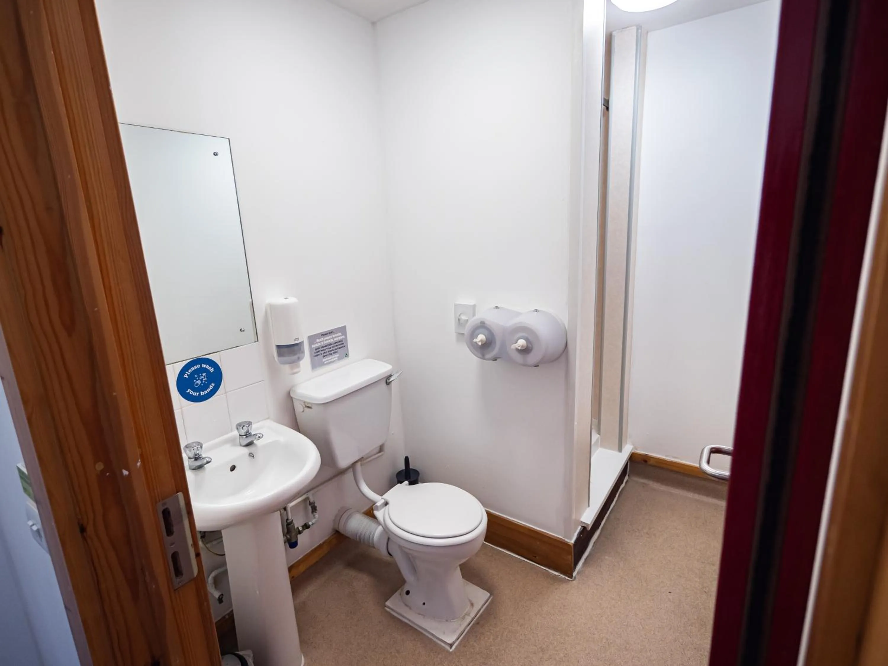 Shower in YHA London Lee Valley