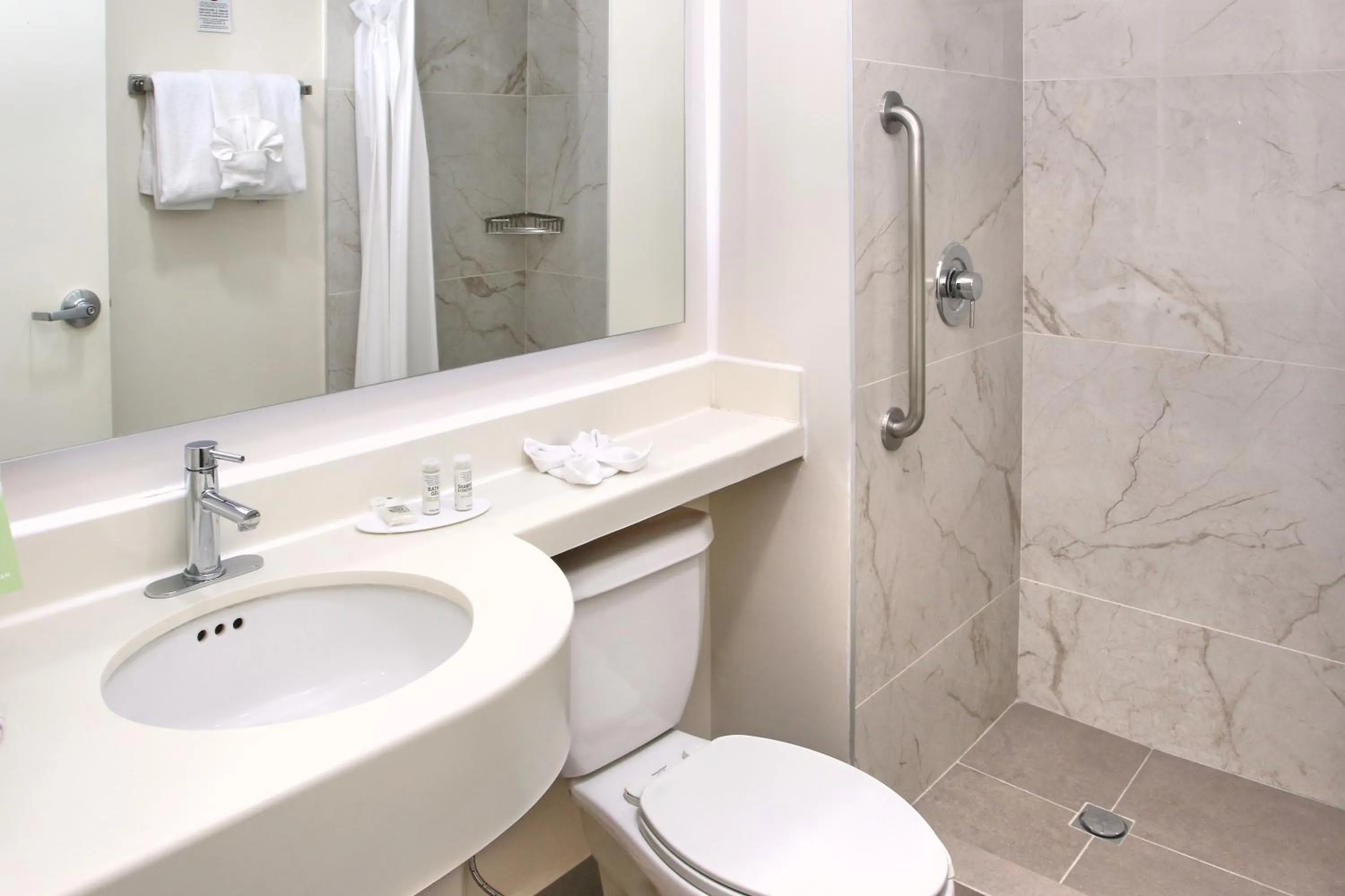 Shower in Wyndham Garden Monterrey Aeropuerto