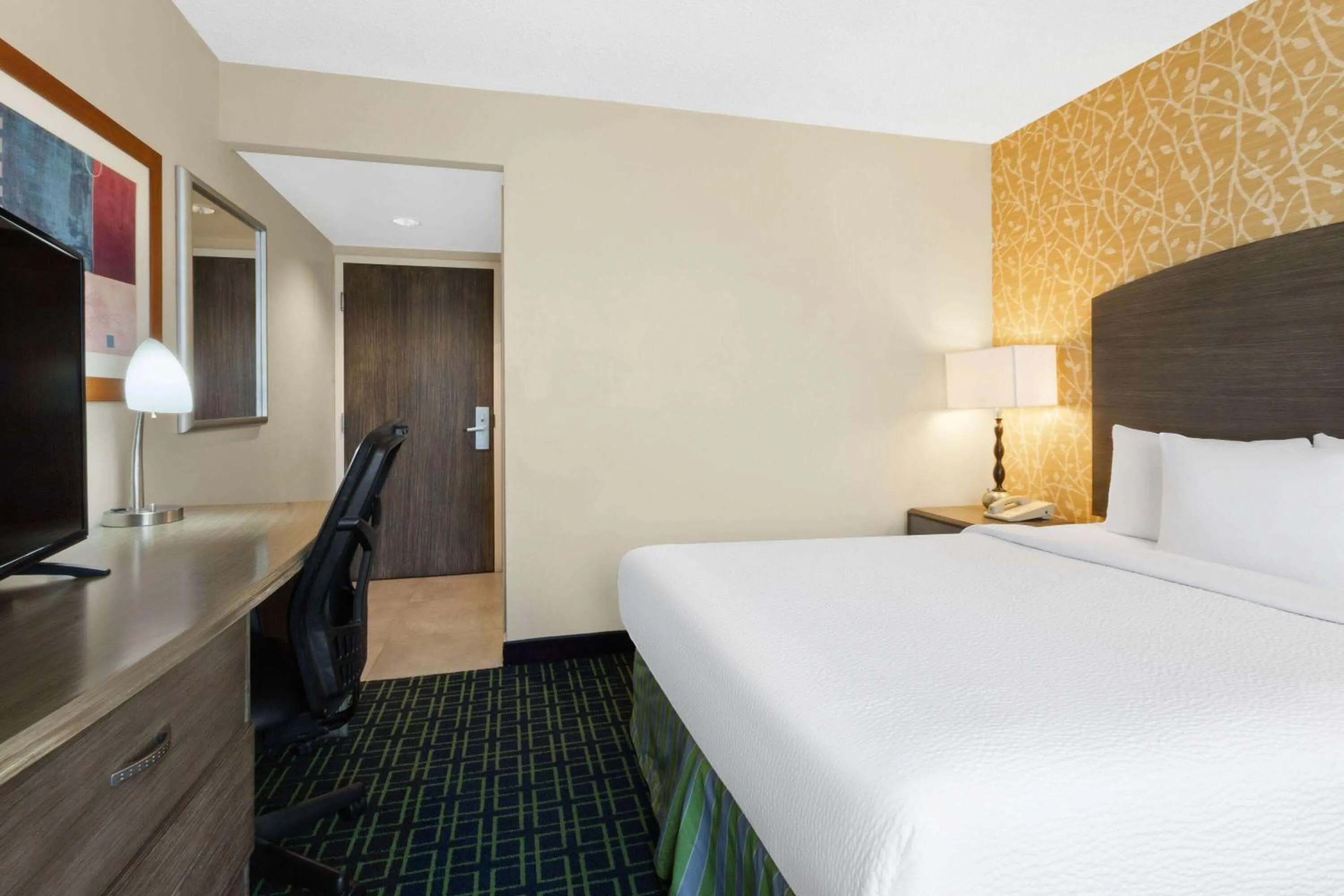 Photo of the whole room, Bed in Wyndham Garden Monterrey Aeropuerto