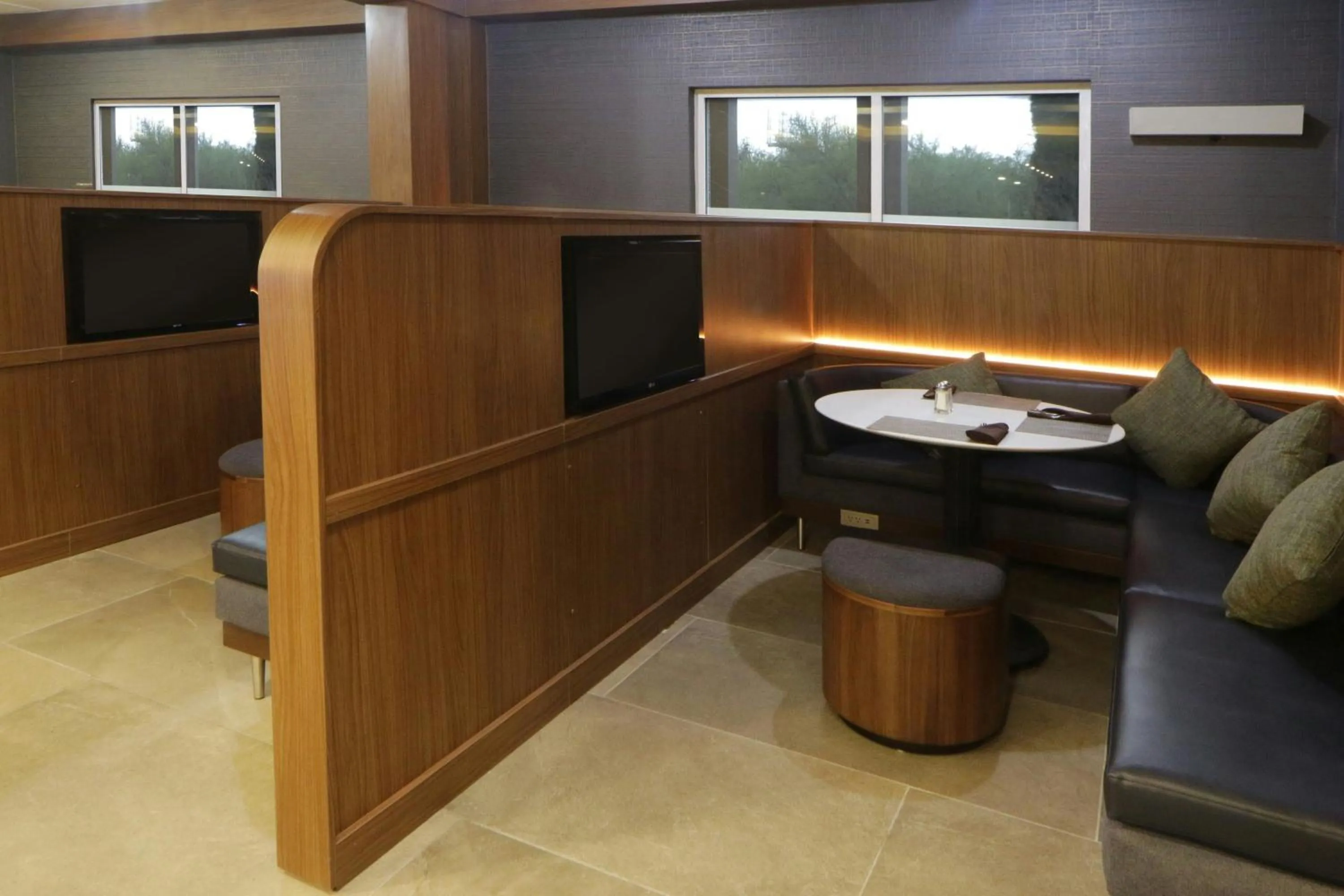 Restaurant/places to eat in Courtyard Monterrey Airport