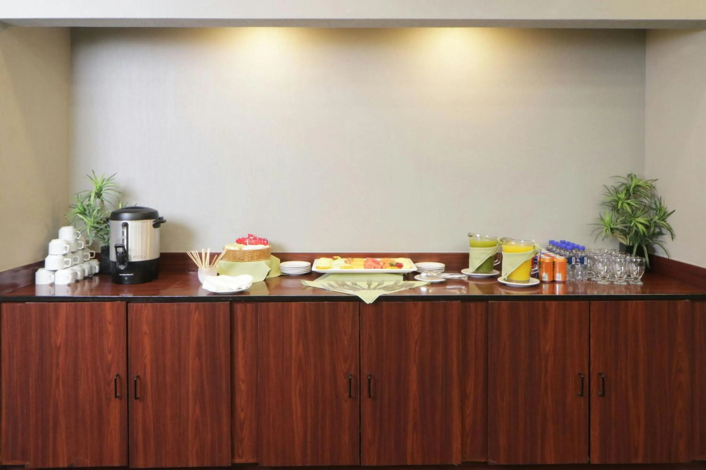 Restaurant/places to eat in Courtyard Monterrey Airport