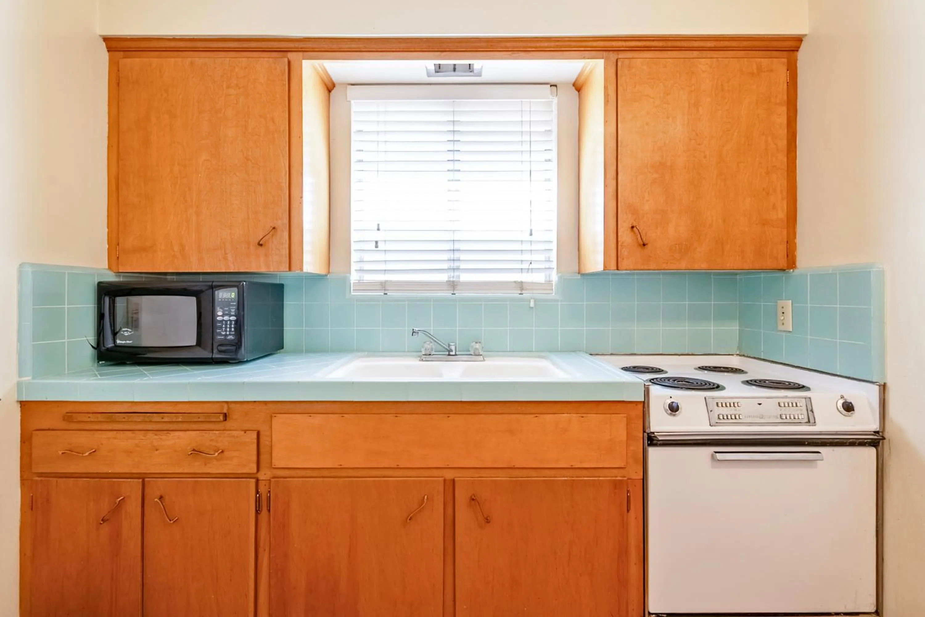 Kitchen or kitchenette in Historic Coronado Motor Hotel by OYO