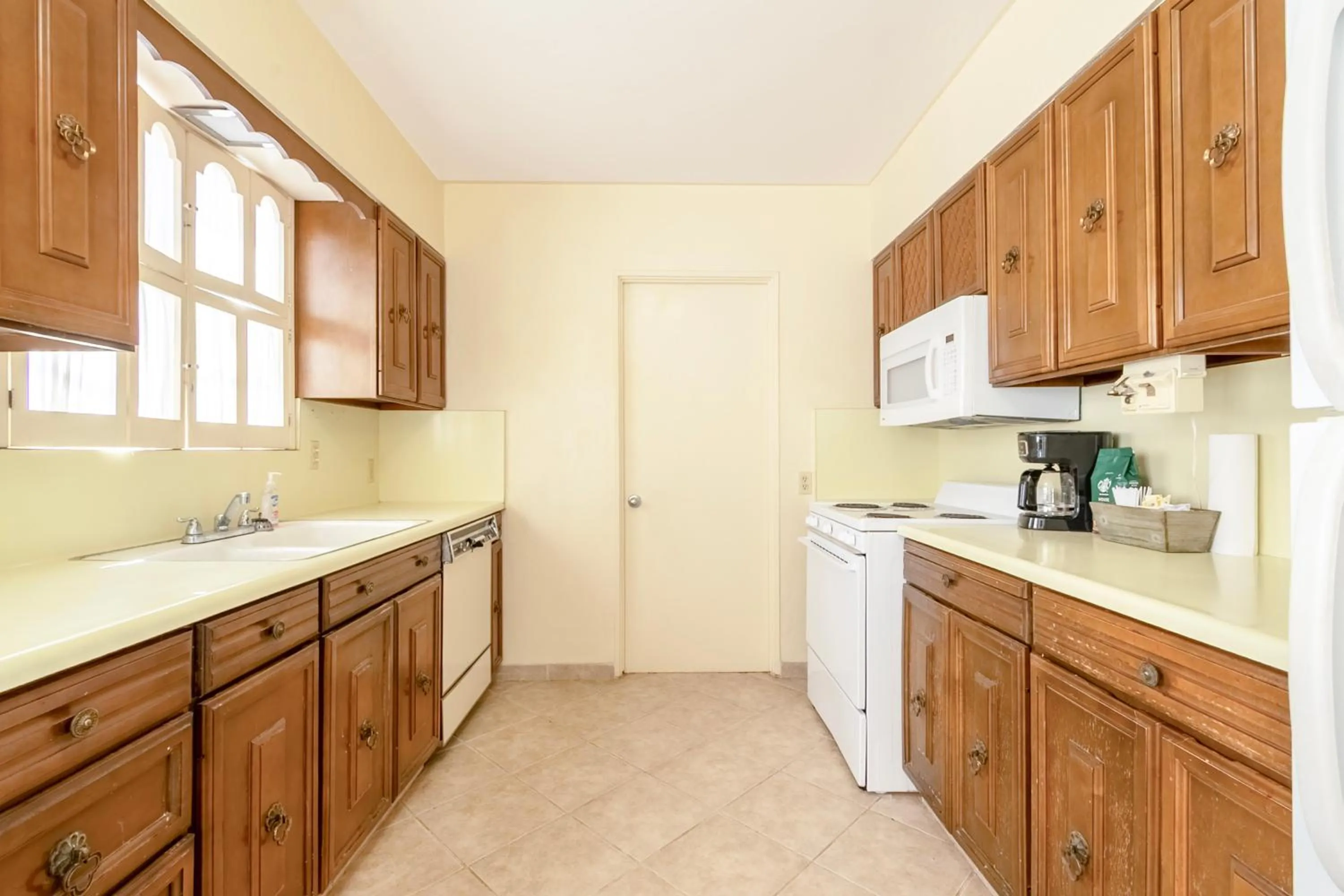 Kitchen or kitchenette in Historic Coronado Motor Hotel by OYO