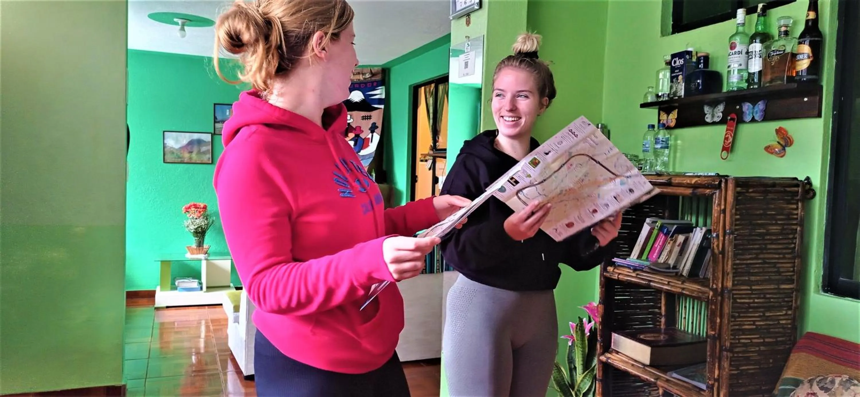Communal lounge/ TV room in Green House Araque Inn
