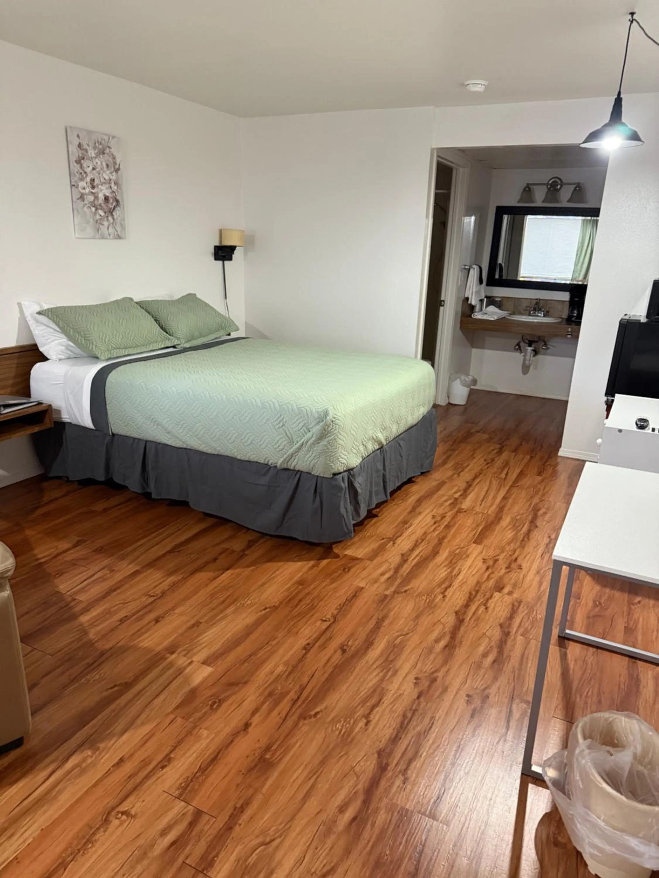 Bedroom, Bed in State Street Motel