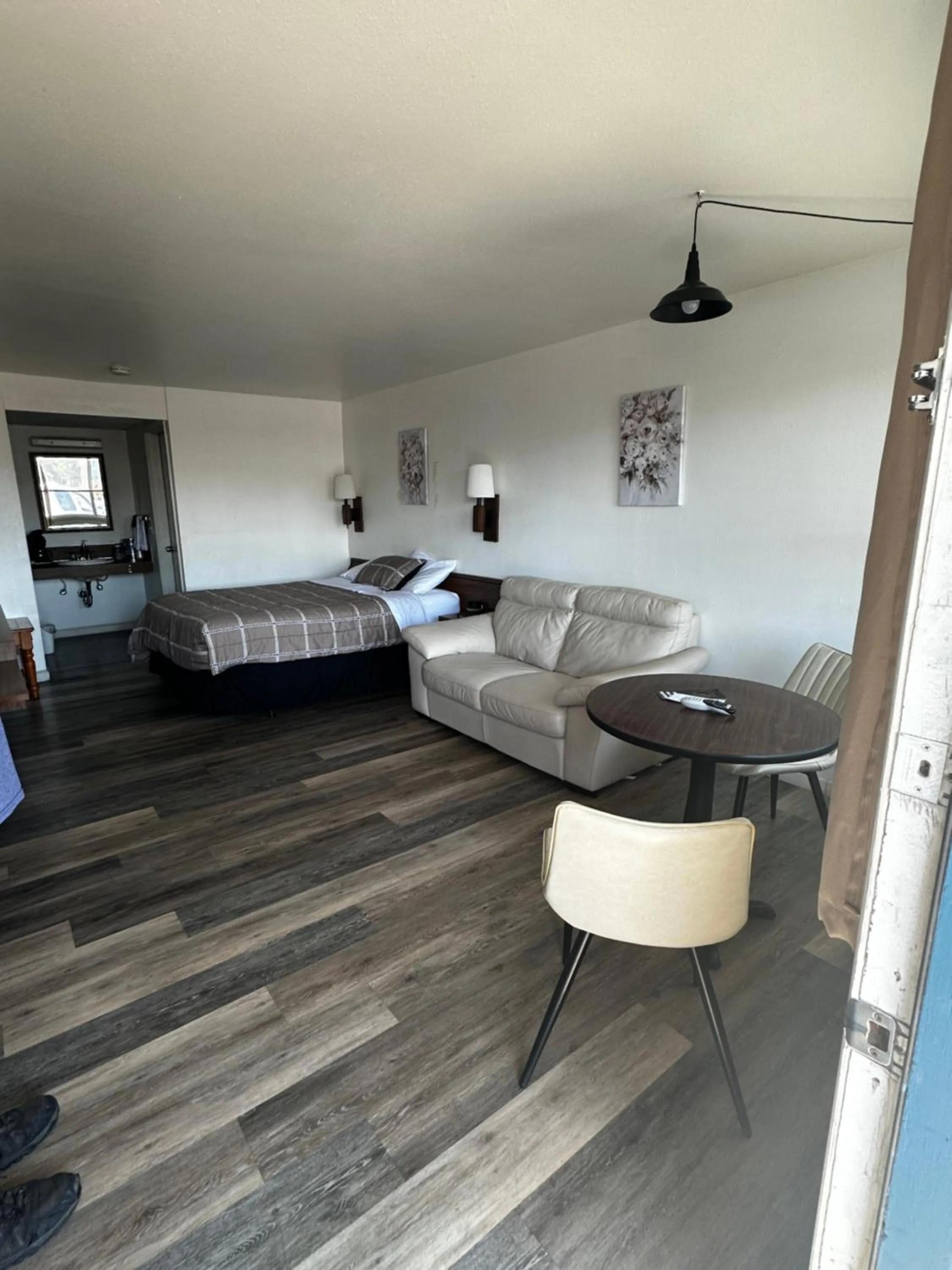 Photo of the whole room, Bed in State Street Motel