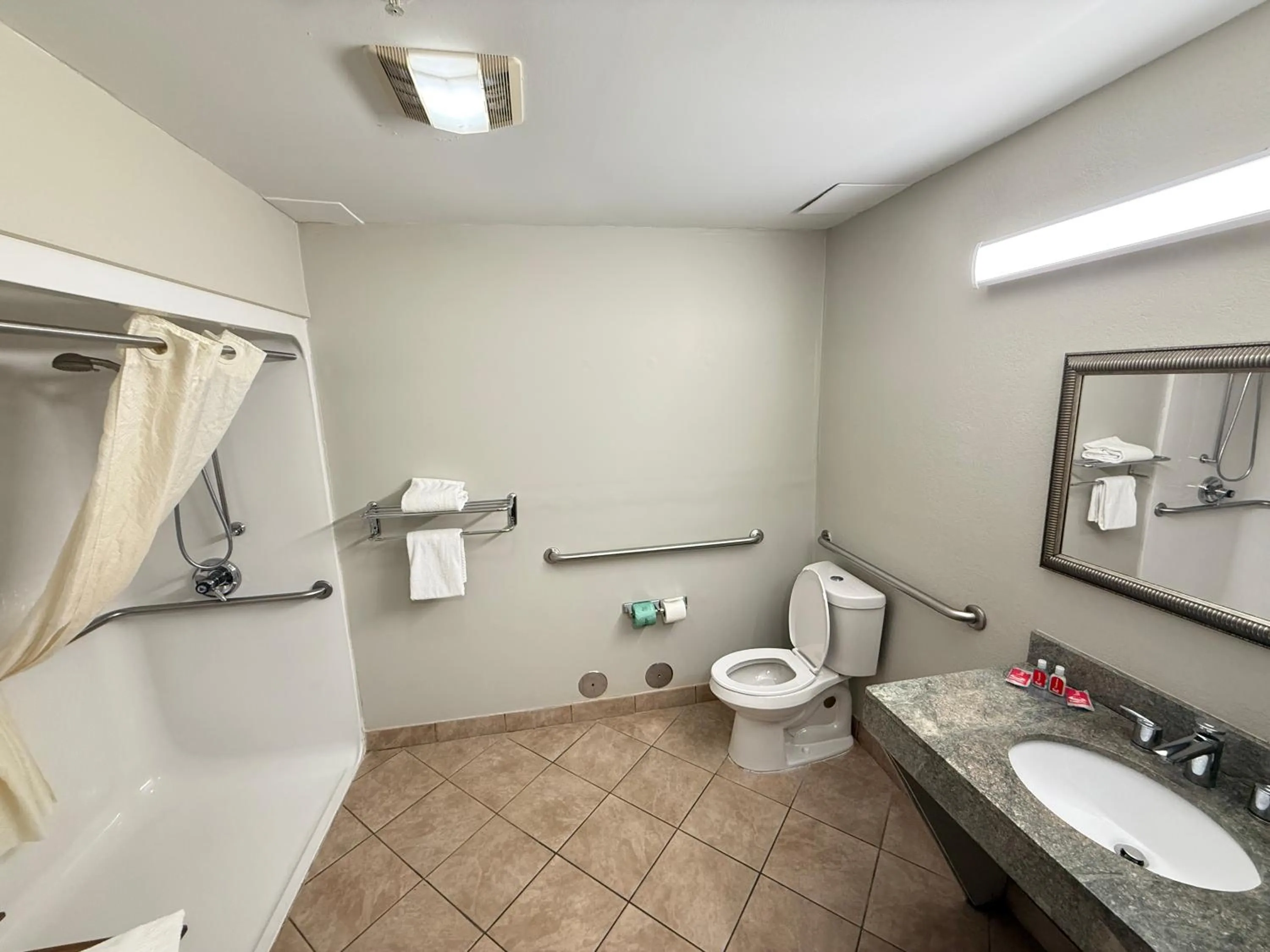 Econo Lodge Inn & Suites Monroe