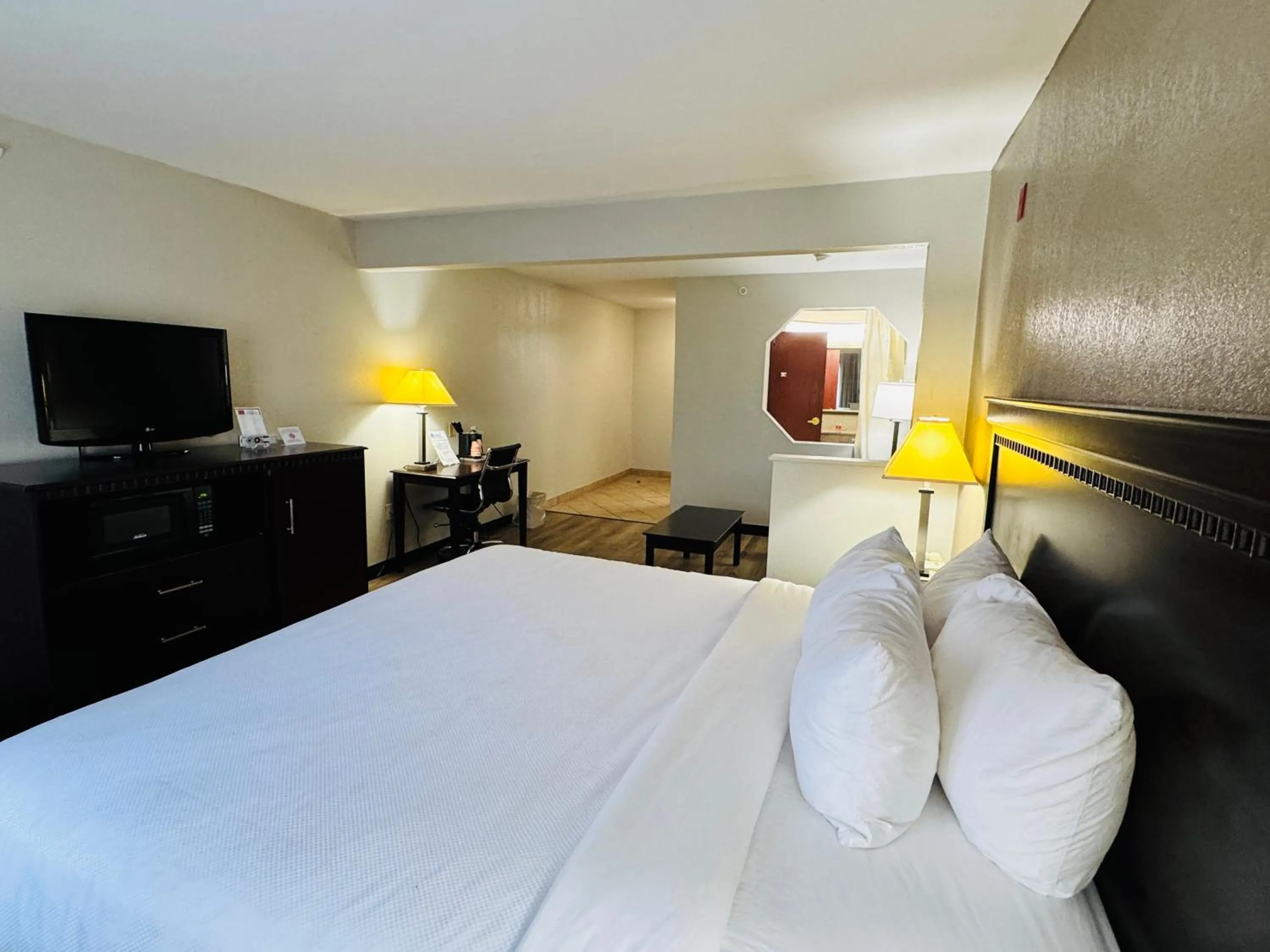 Bed in Econo Lodge Inn & Suites Monroe