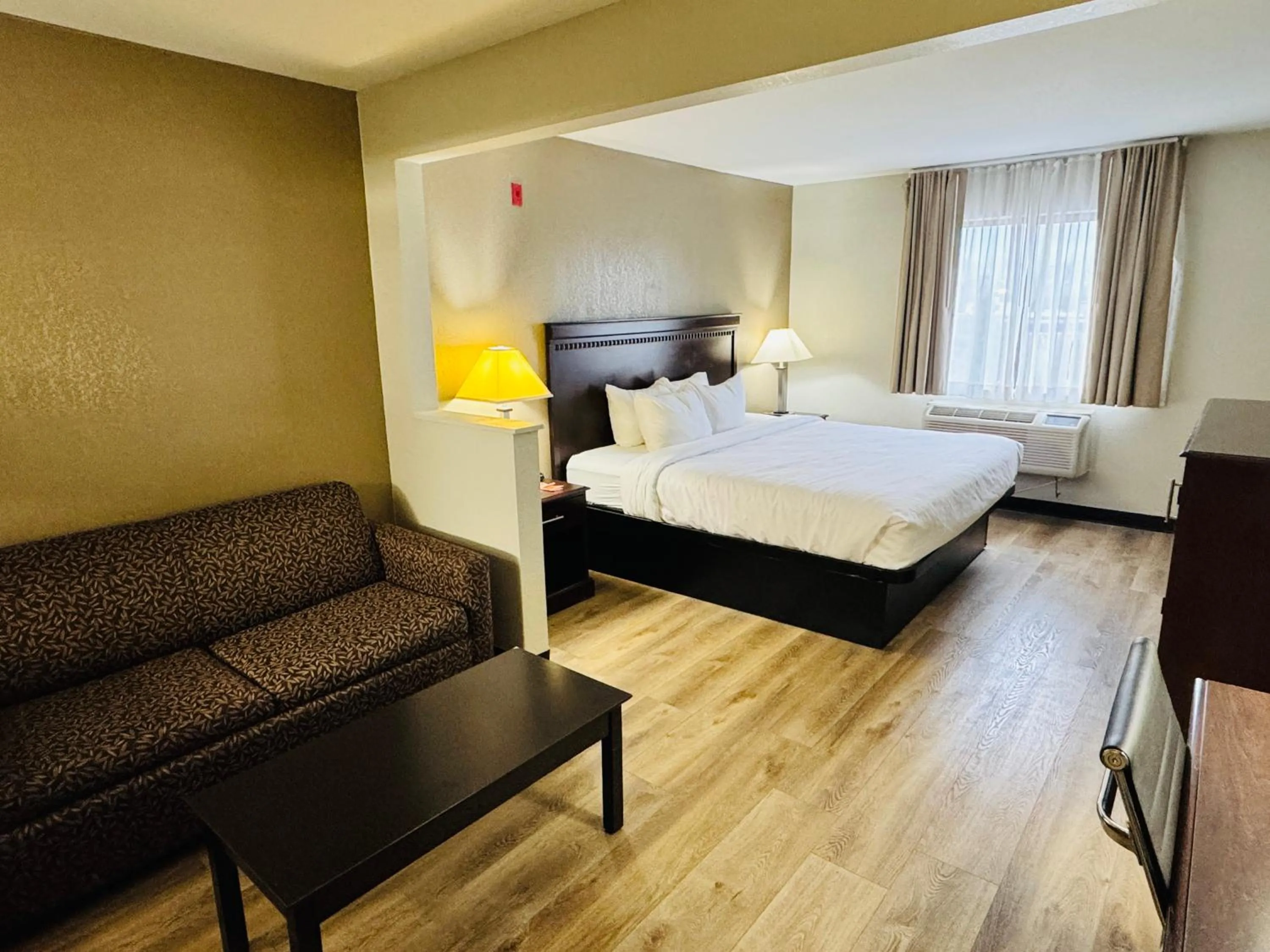 Bed in Econo Lodge Inn & Suites Monroe