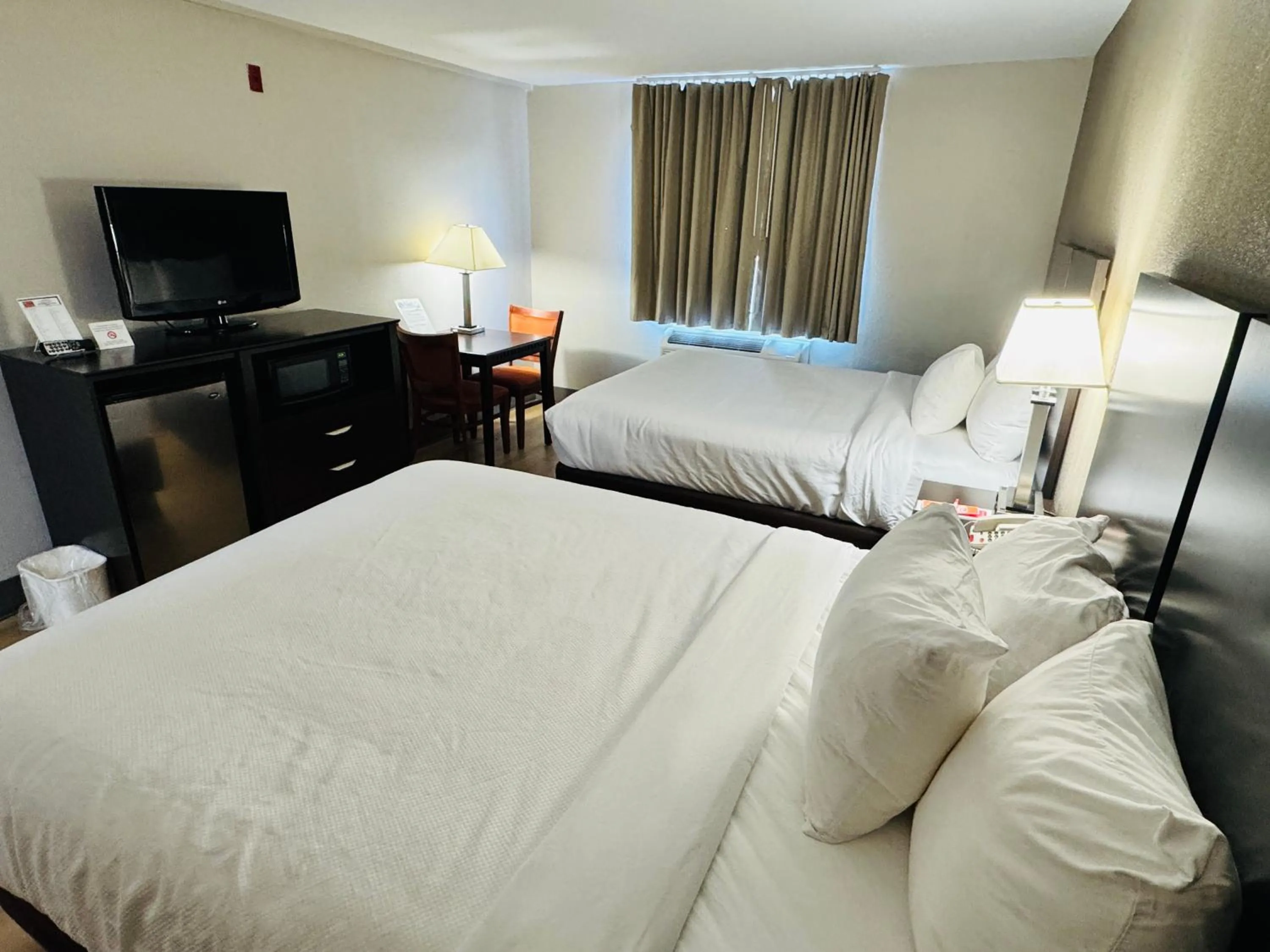 Bed in Econo Lodge Inn & Suites Monroe