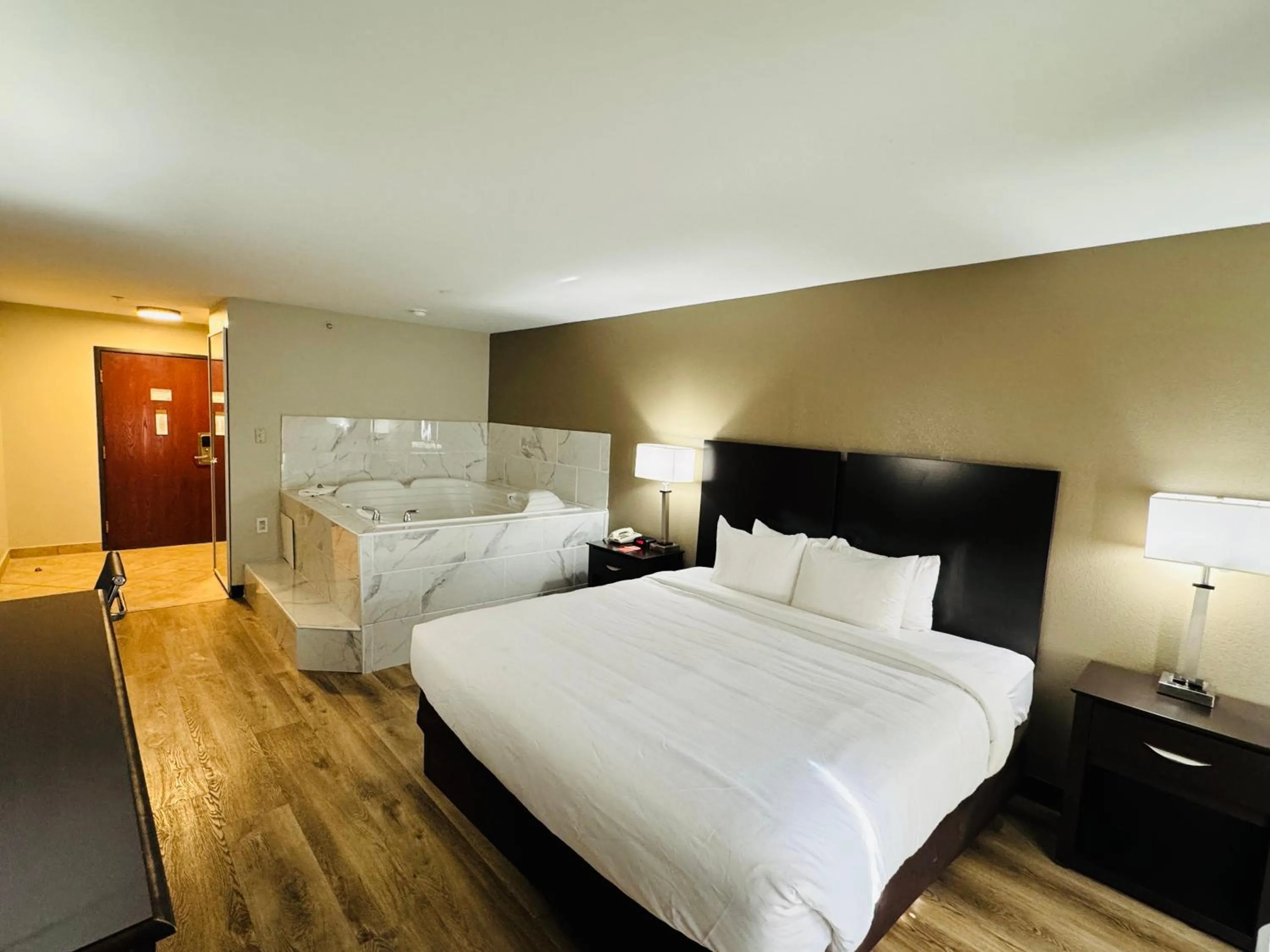 Bed in Econo Lodge Inn & Suites Monroe