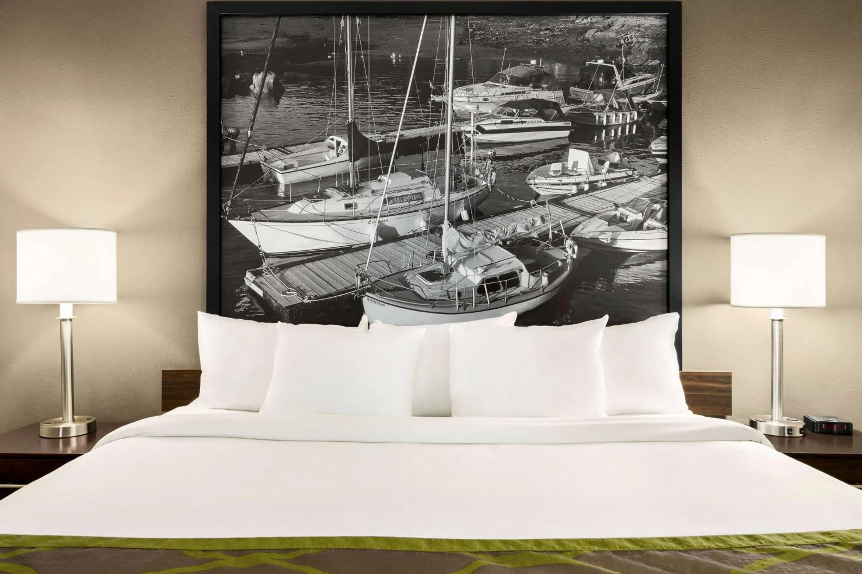 Photo of the whole room, Bed in Super 8 by Wyndham Sarnia ON