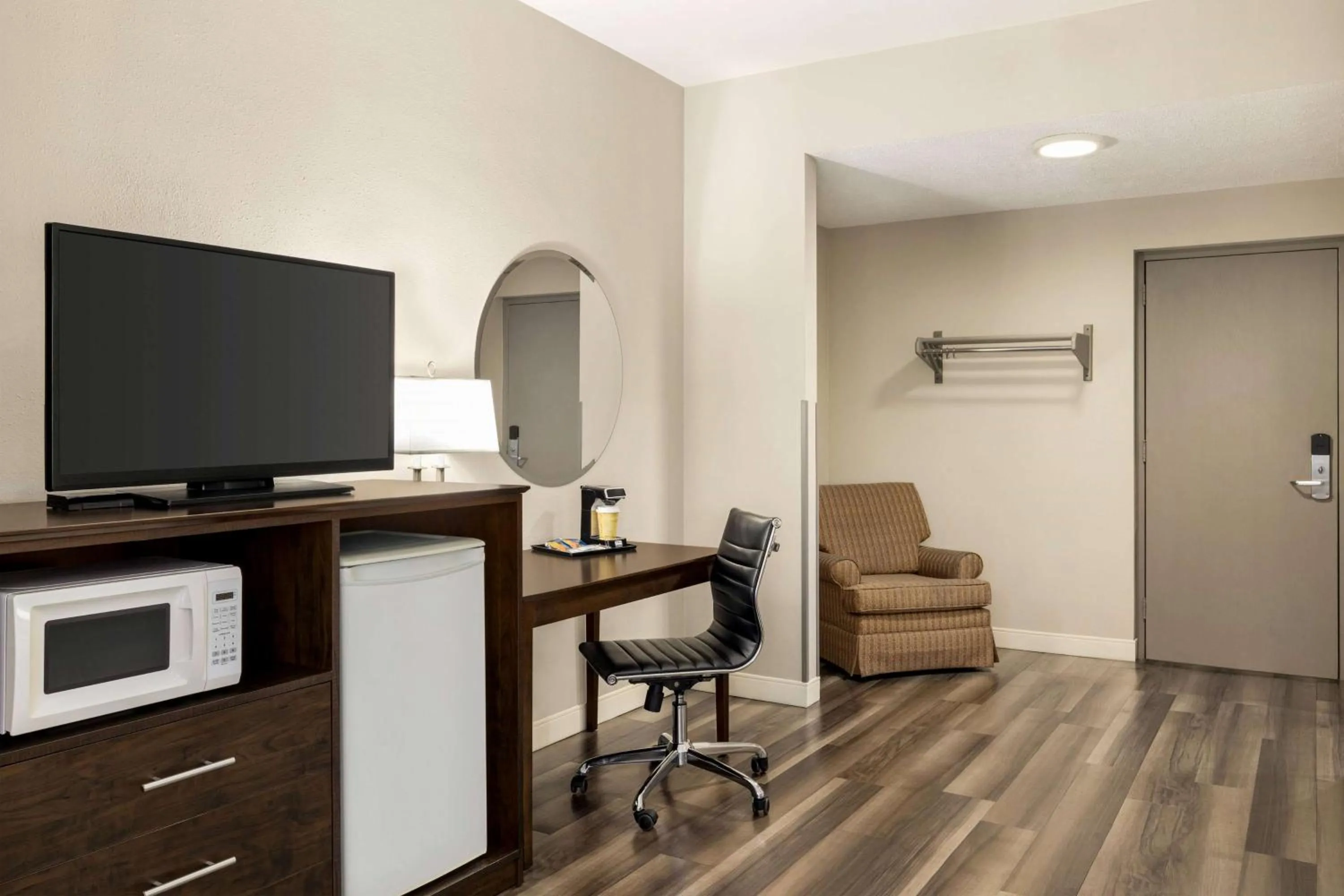 Photo of the whole room in Super 8 by Wyndham Sarnia ON