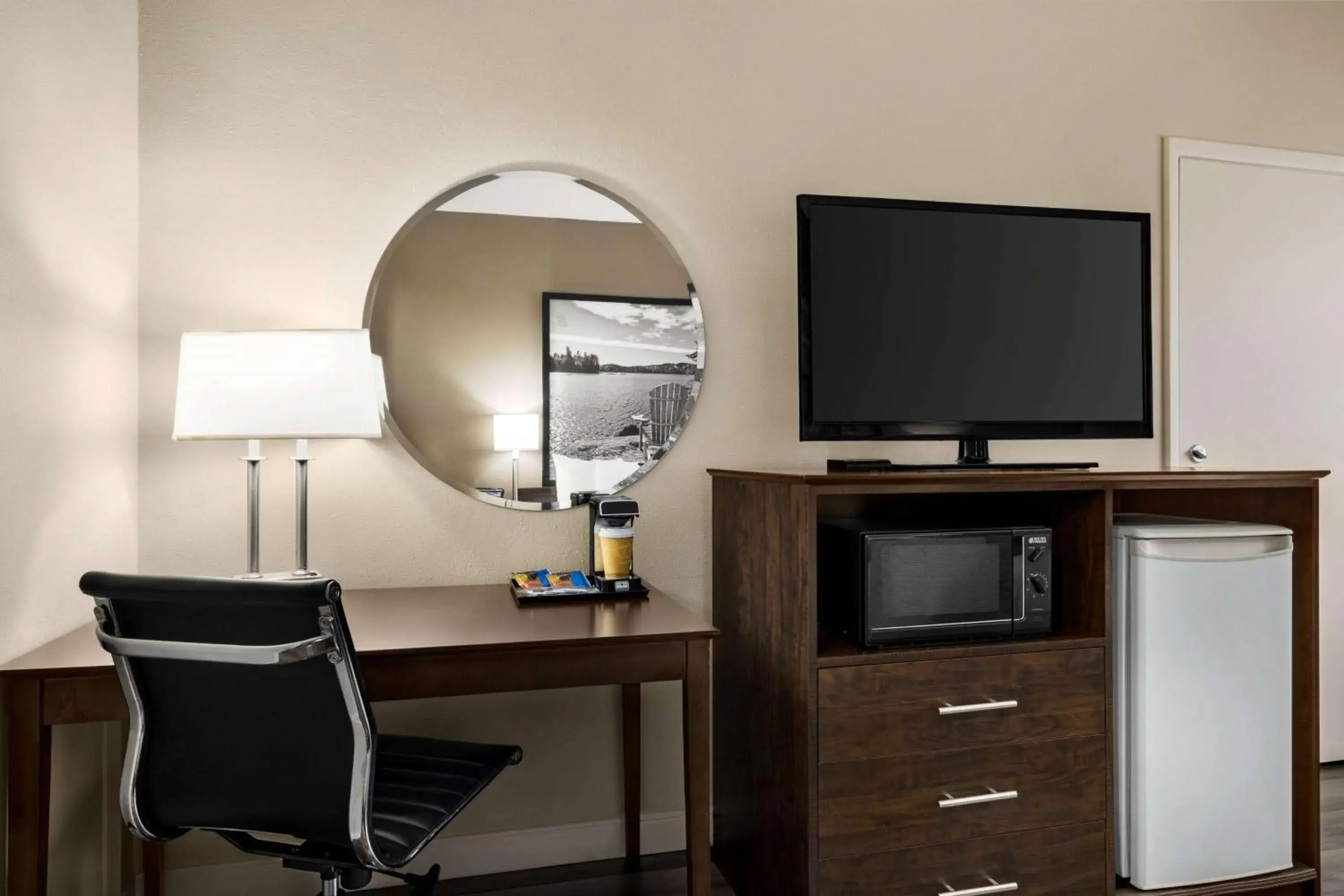 King Suite - Non-Smoking in Super 8 by Wyndham Sarnia ON King Suite - Non-Smoking in Super 8 by Wyndham Sarnia ON