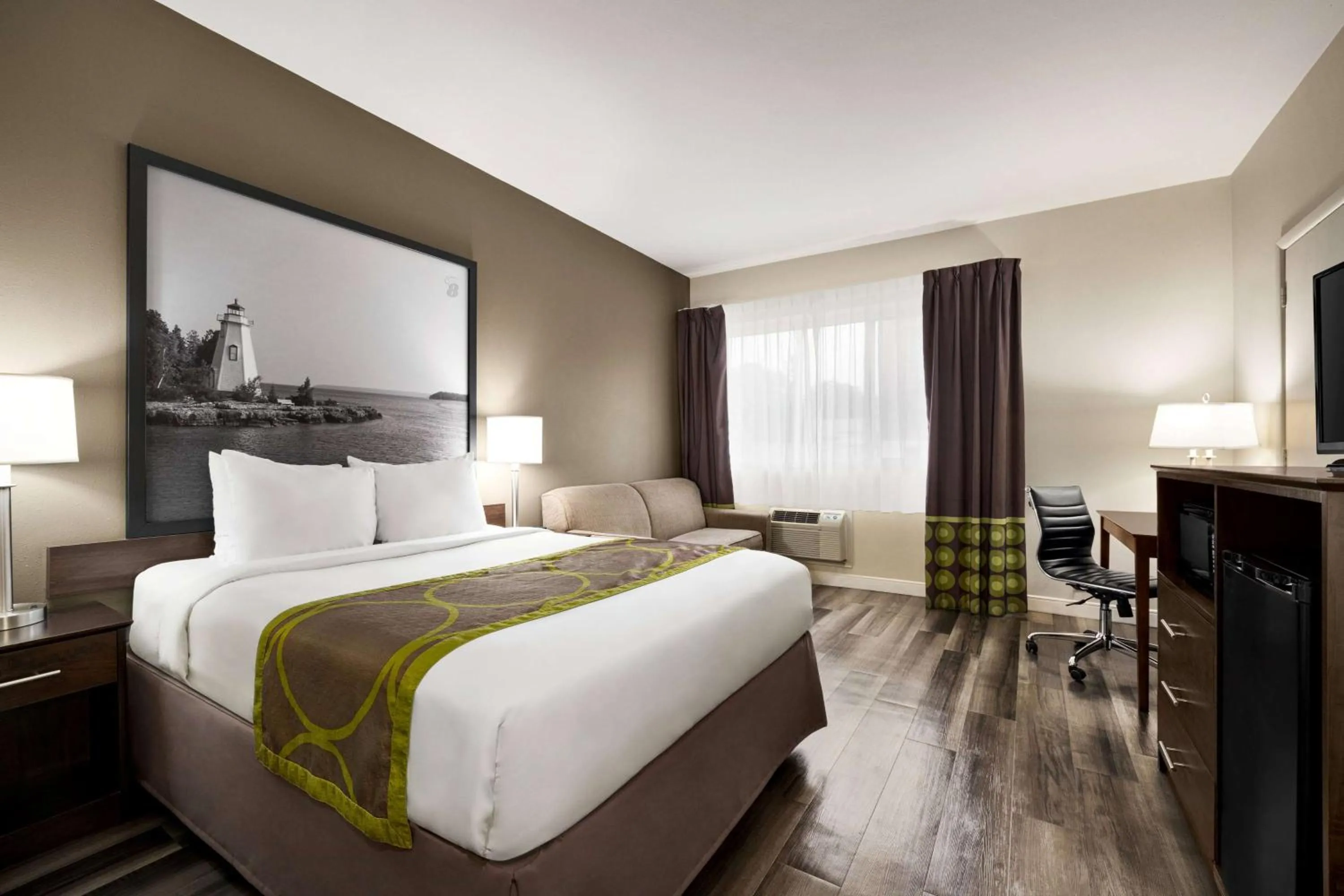 Photo of the whole room, Bed in Super 8 by Wyndham Sarnia ON