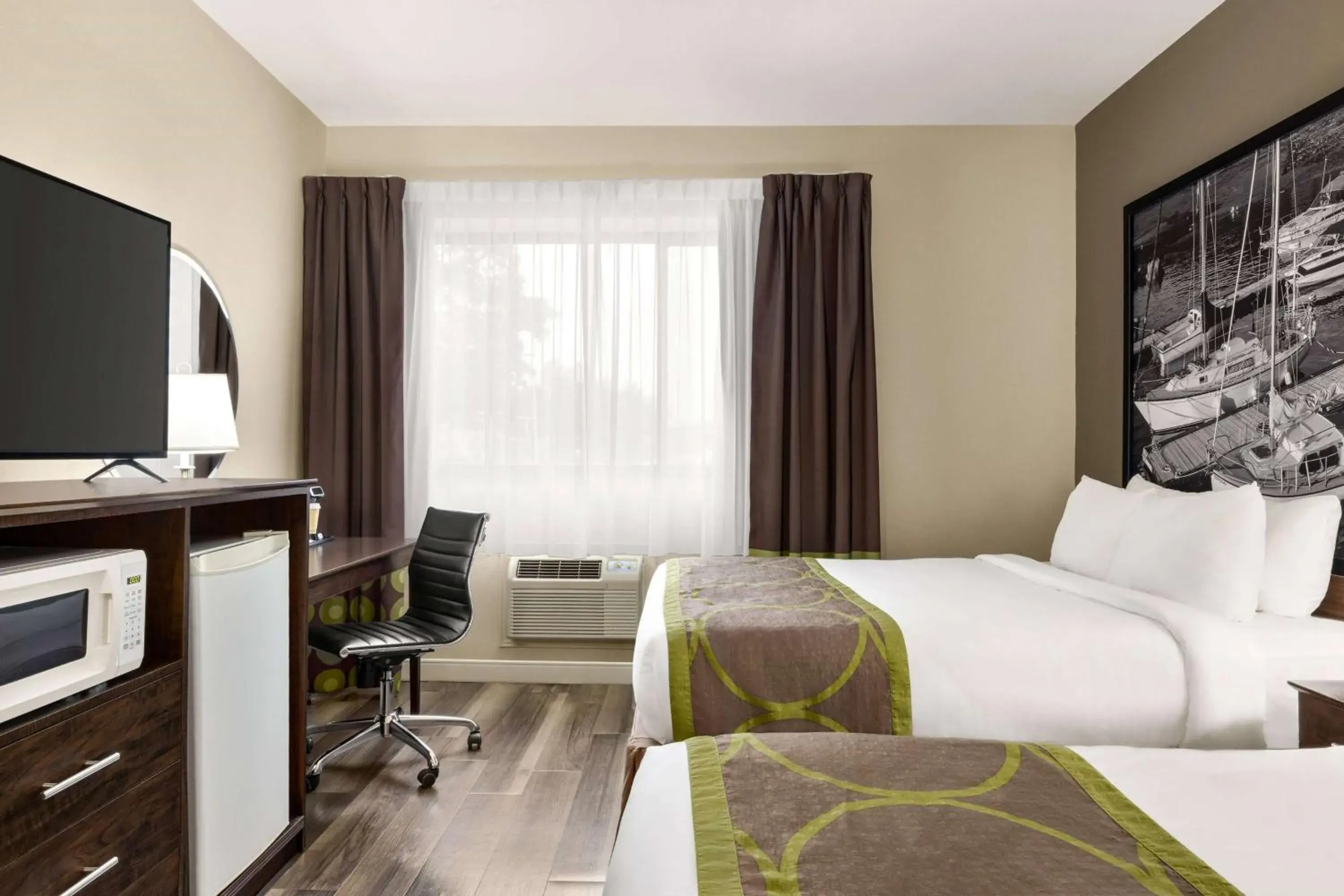 Photo of the whole room, Bed in Super 8 by Wyndham Sarnia ON Photo of the whole room, Bed in Super 8 by Wyndham Sarnia ON