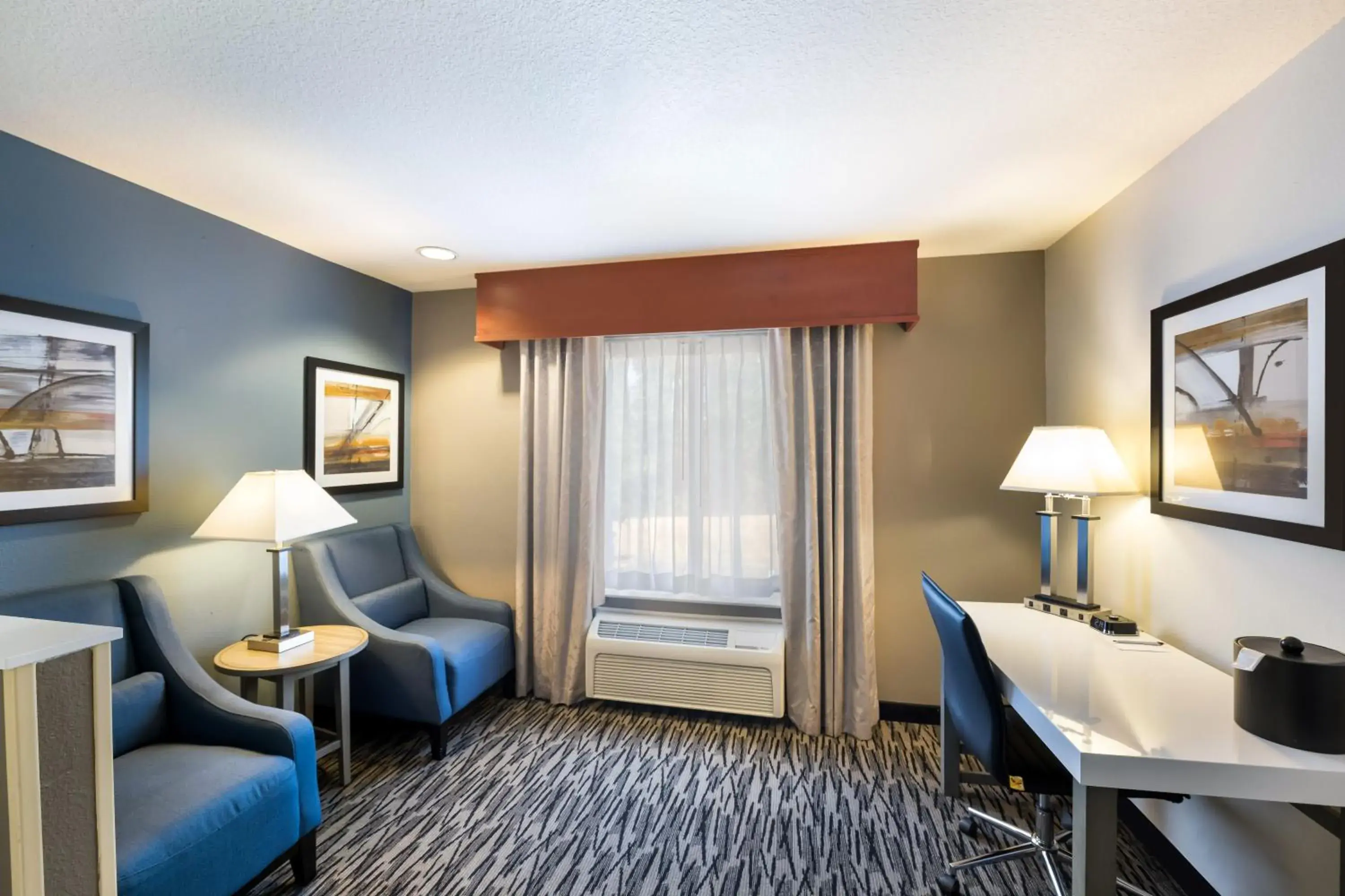 Seating area in Best Western PLUS Mountain View Auburn Inn Seating area in Best Western PLUS Mountain View Auburn Inn
