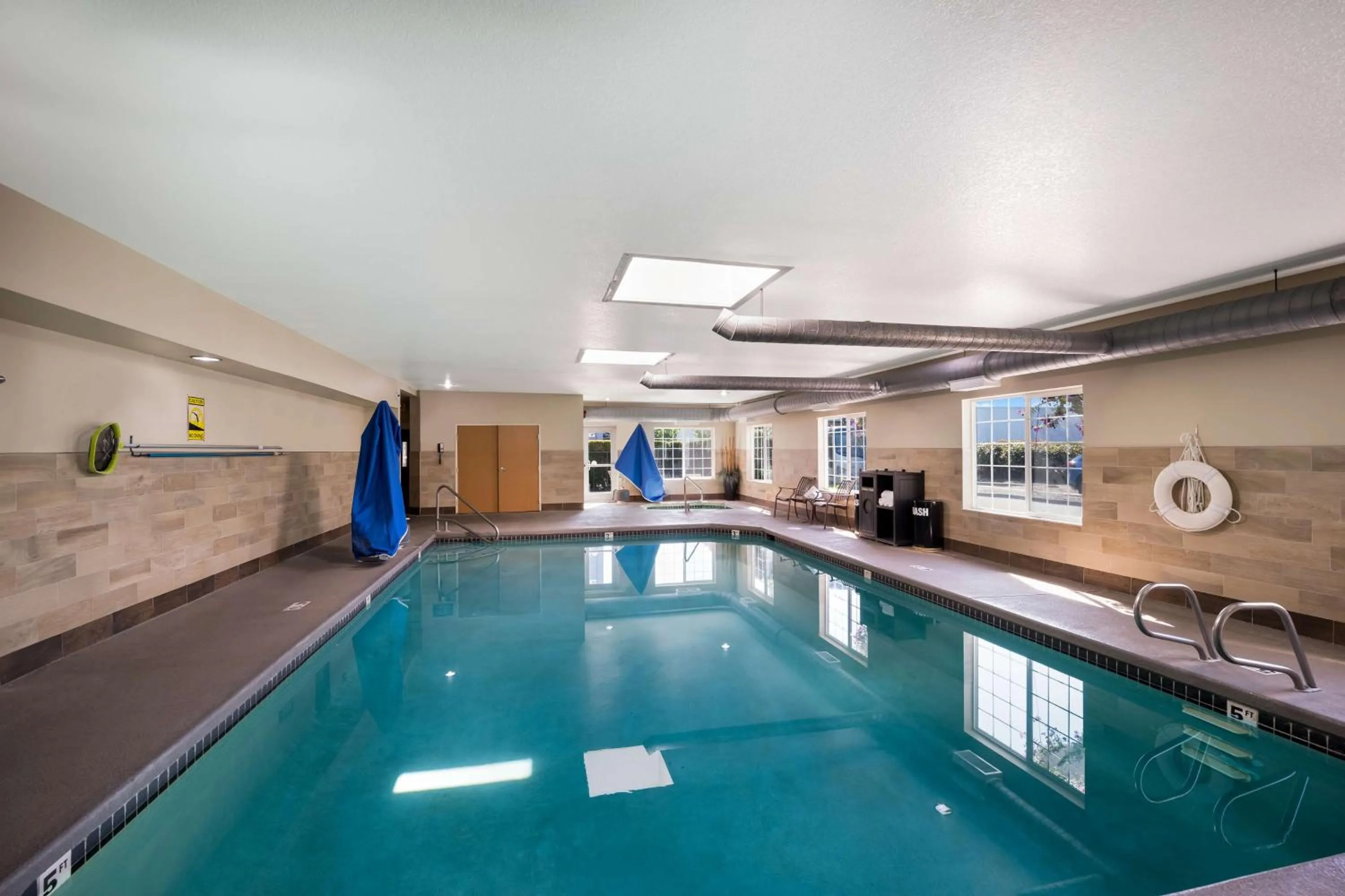 Pool view in Best Western PLUS Mountain View Auburn Inn