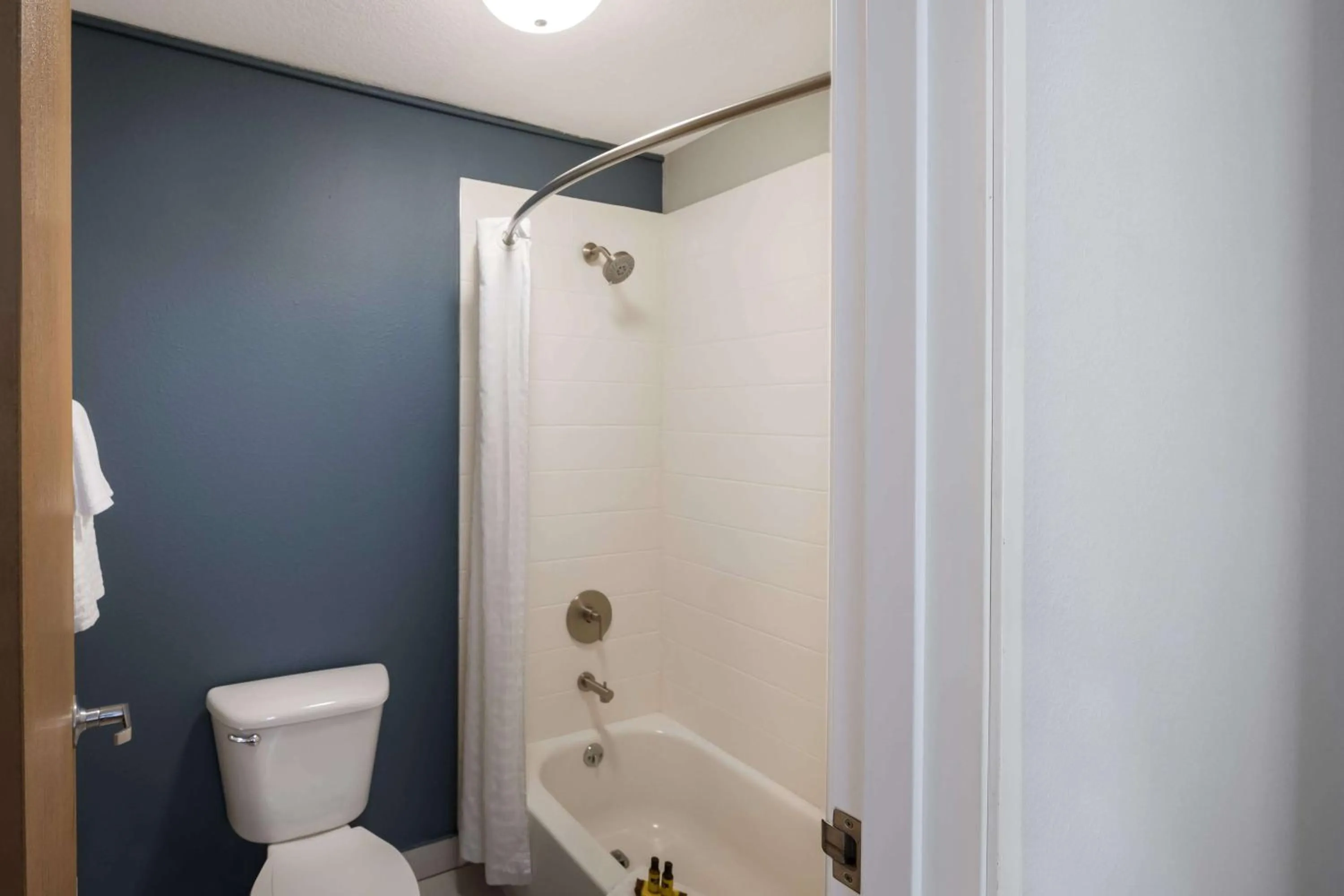 Bathroom in Best Western PLUS Mountain View Auburn Inn