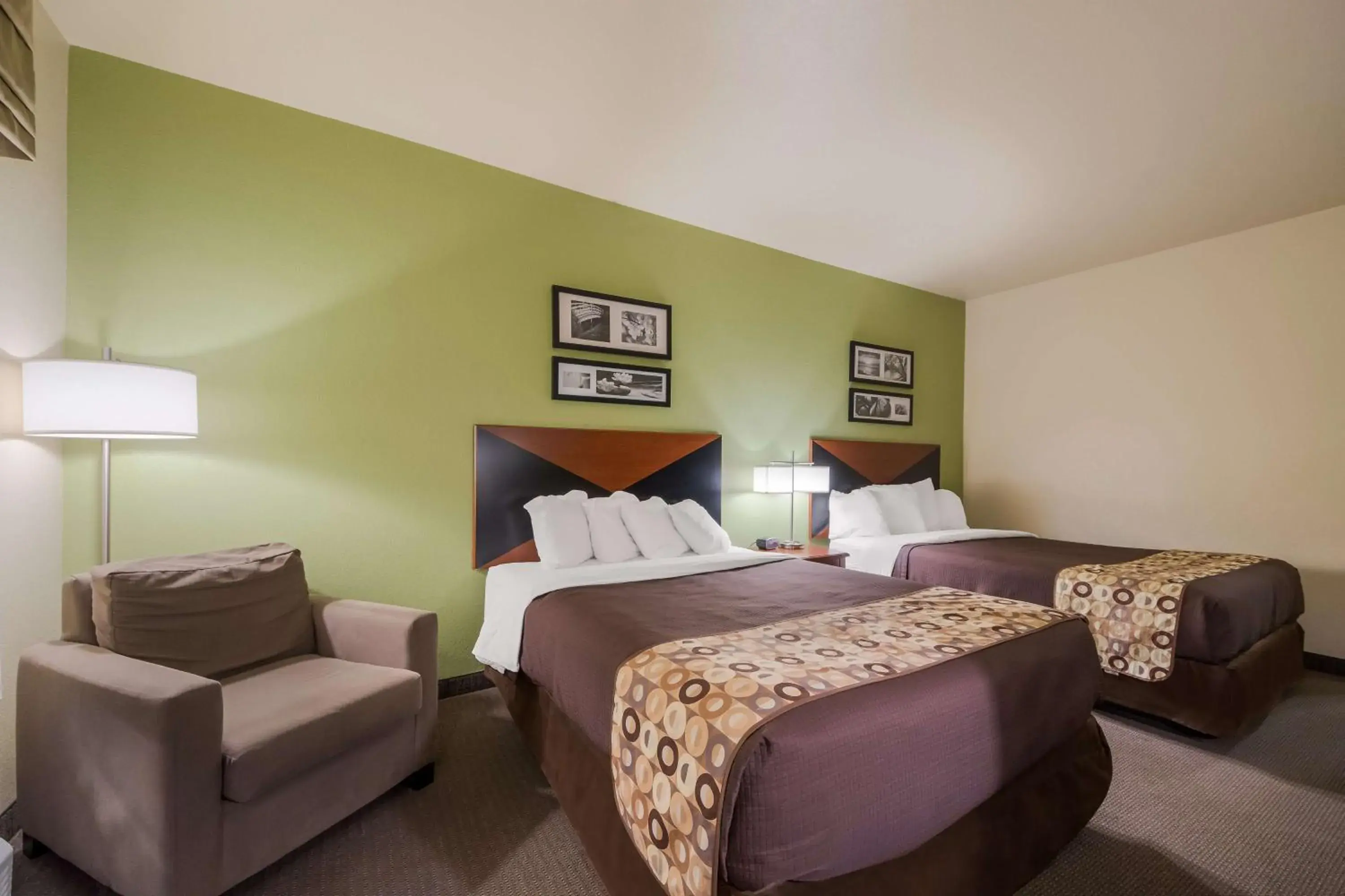 Bedroom, Bed in SureStay Plus Hotel by Best Western Near SeaWorld San Antonio Bedroom, Bed in SureStay Plus Hotel by Best Western Near SeaWorld San Antonio
