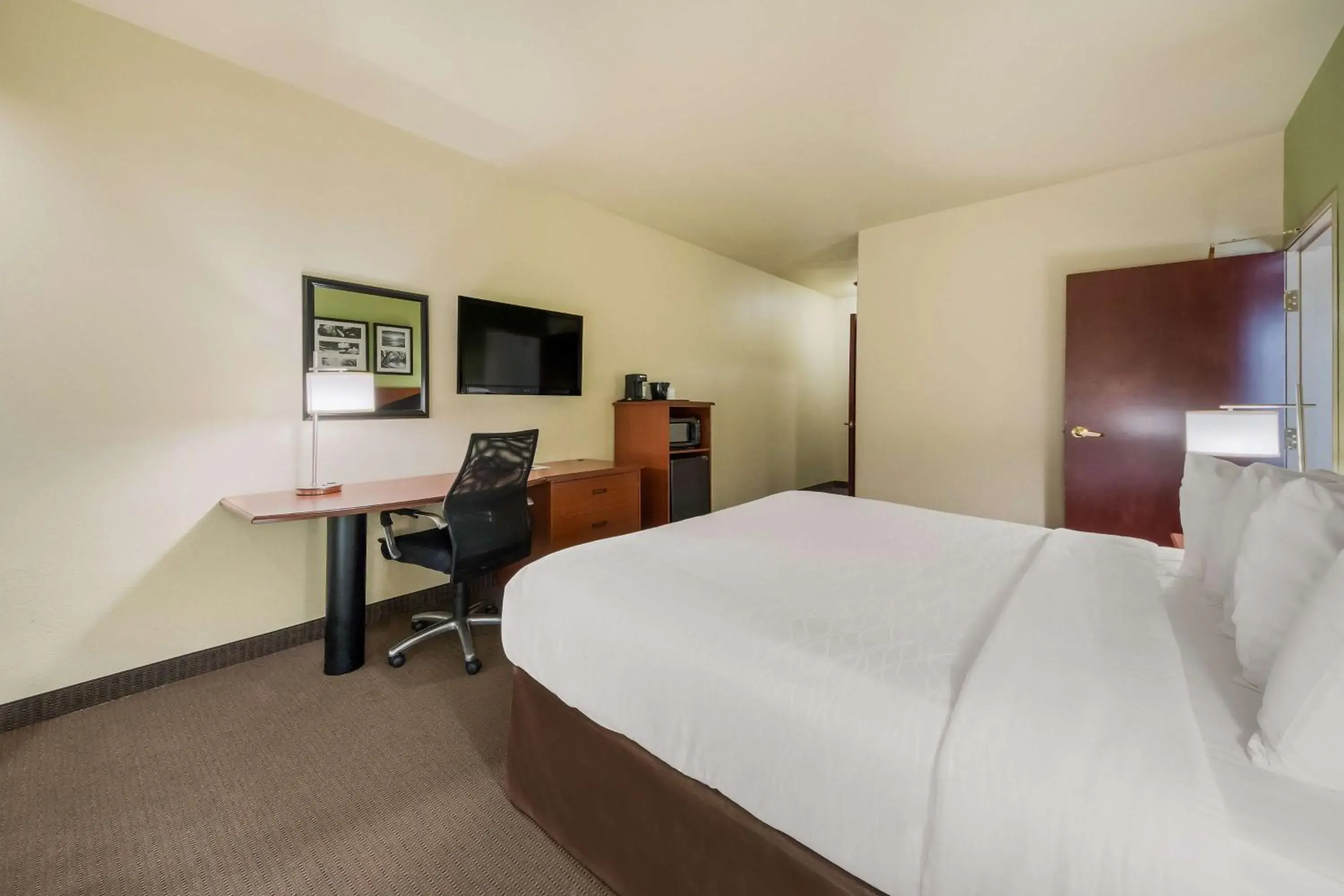 Bedroom, Bed in SureStay Plus Hotel by Best Western Near SeaWorld San Antonio Bedroom, Bed in SureStay Plus Hotel by Best Western Near SeaWorld San Antonio