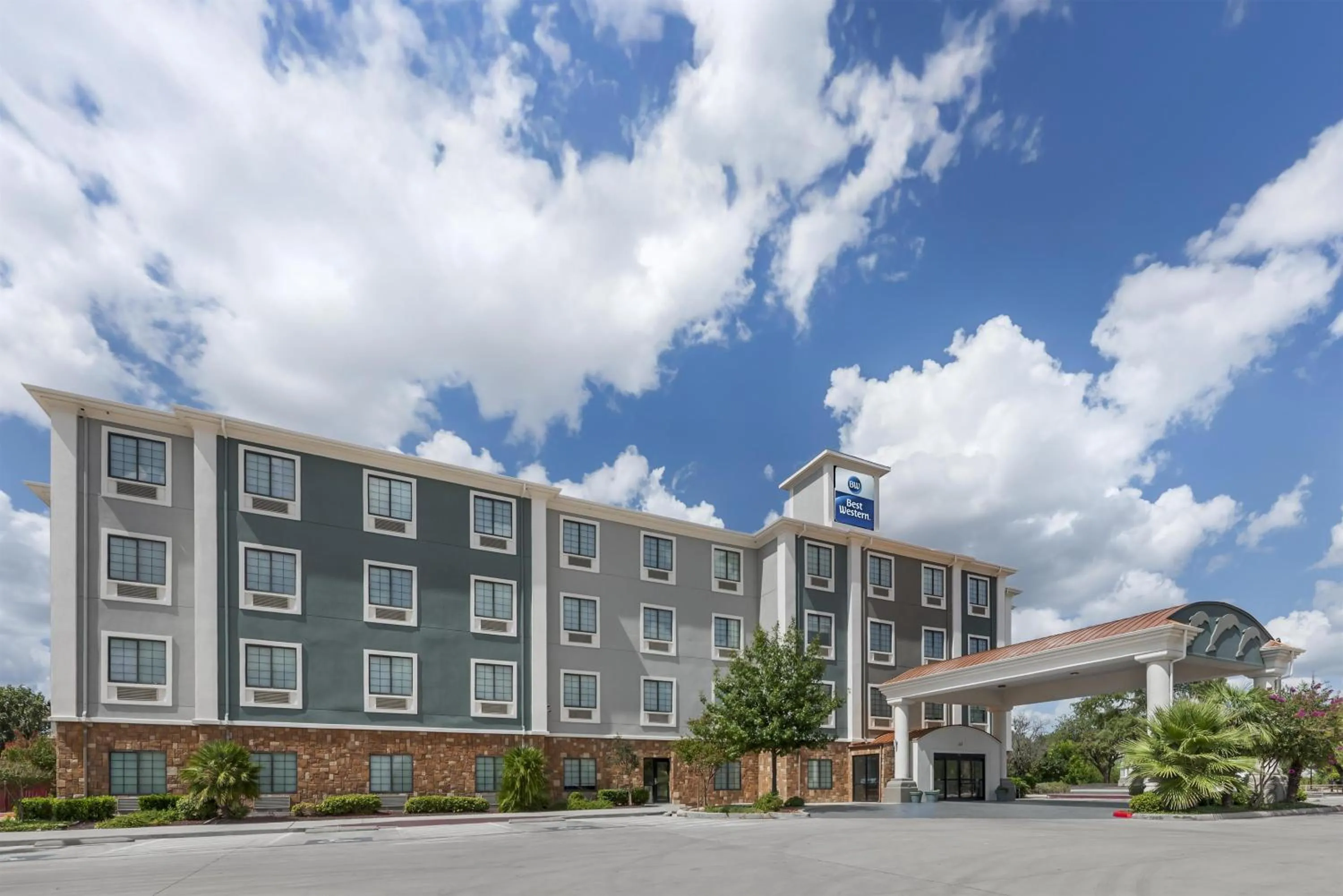 Property building in Best Western Sea World - Lackland AFB NW Hotel & Suites