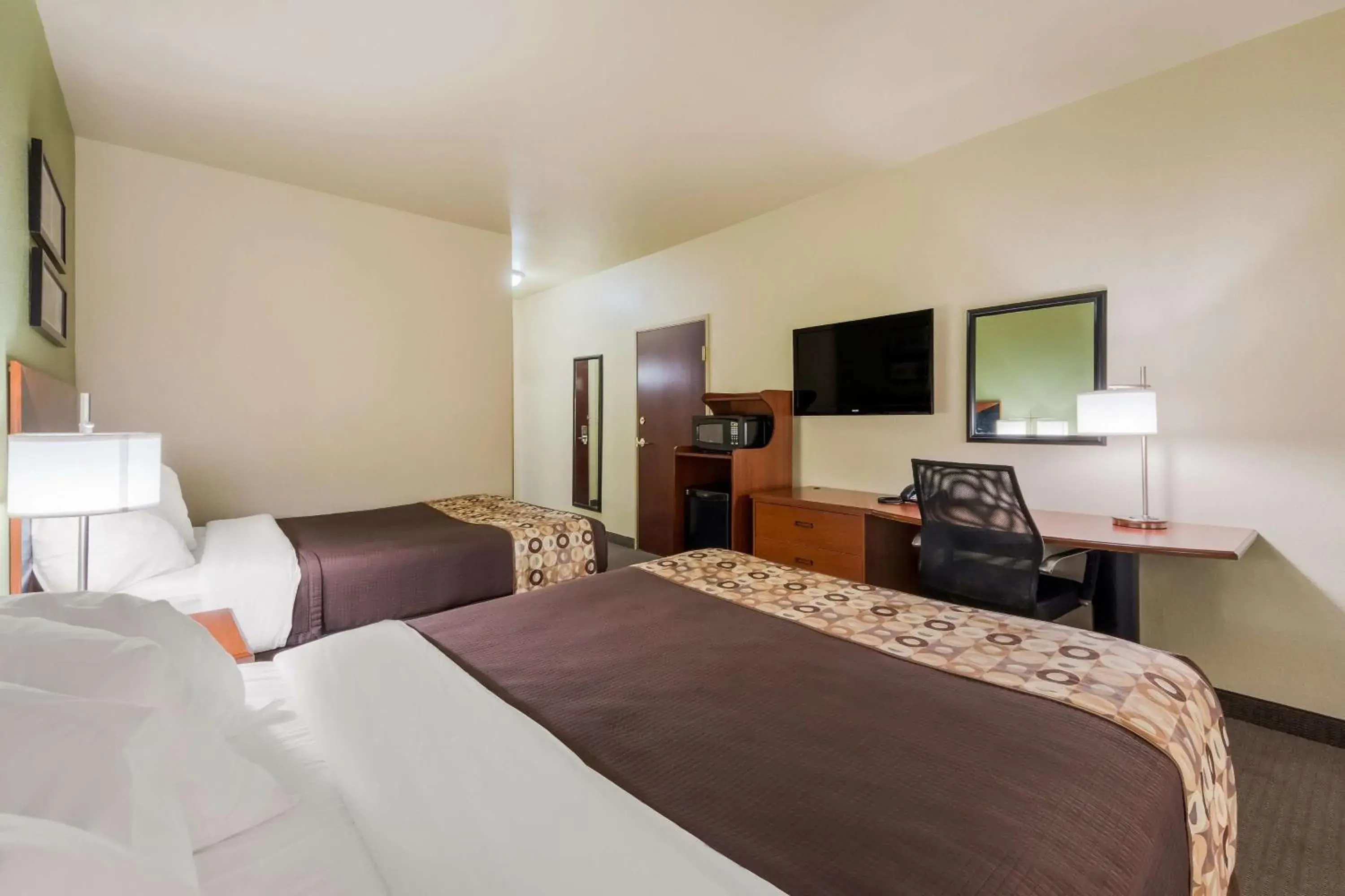 Bedroom, Bed in SureStay Plus Hotel by Best Western Near SeaWorld San Antonio Bedroom, Bed in SureStay Plus Hotel by Best Western Near SeaWorld San Antonio