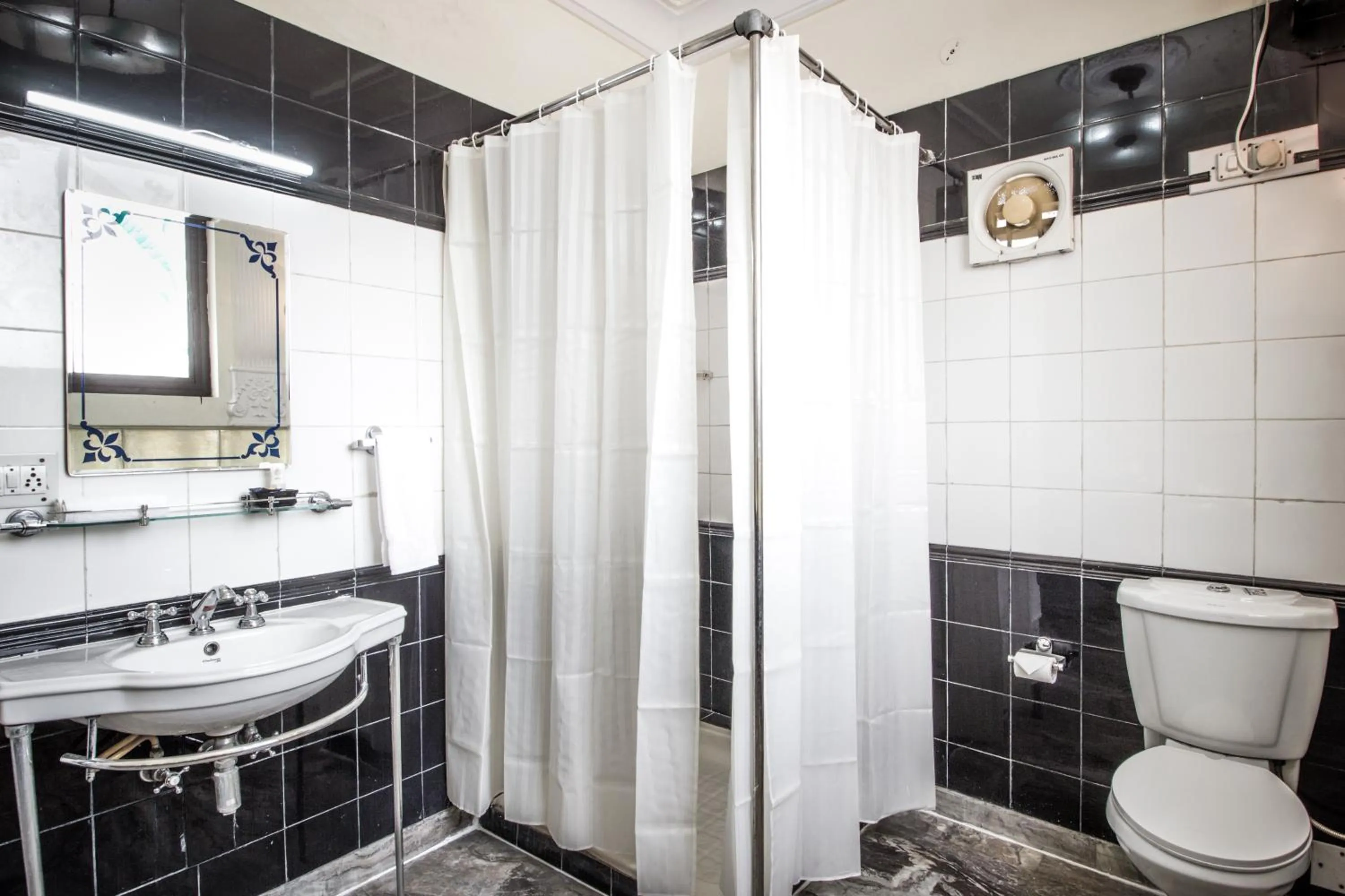 Toilet in Hotel Sugan Niwas Palace