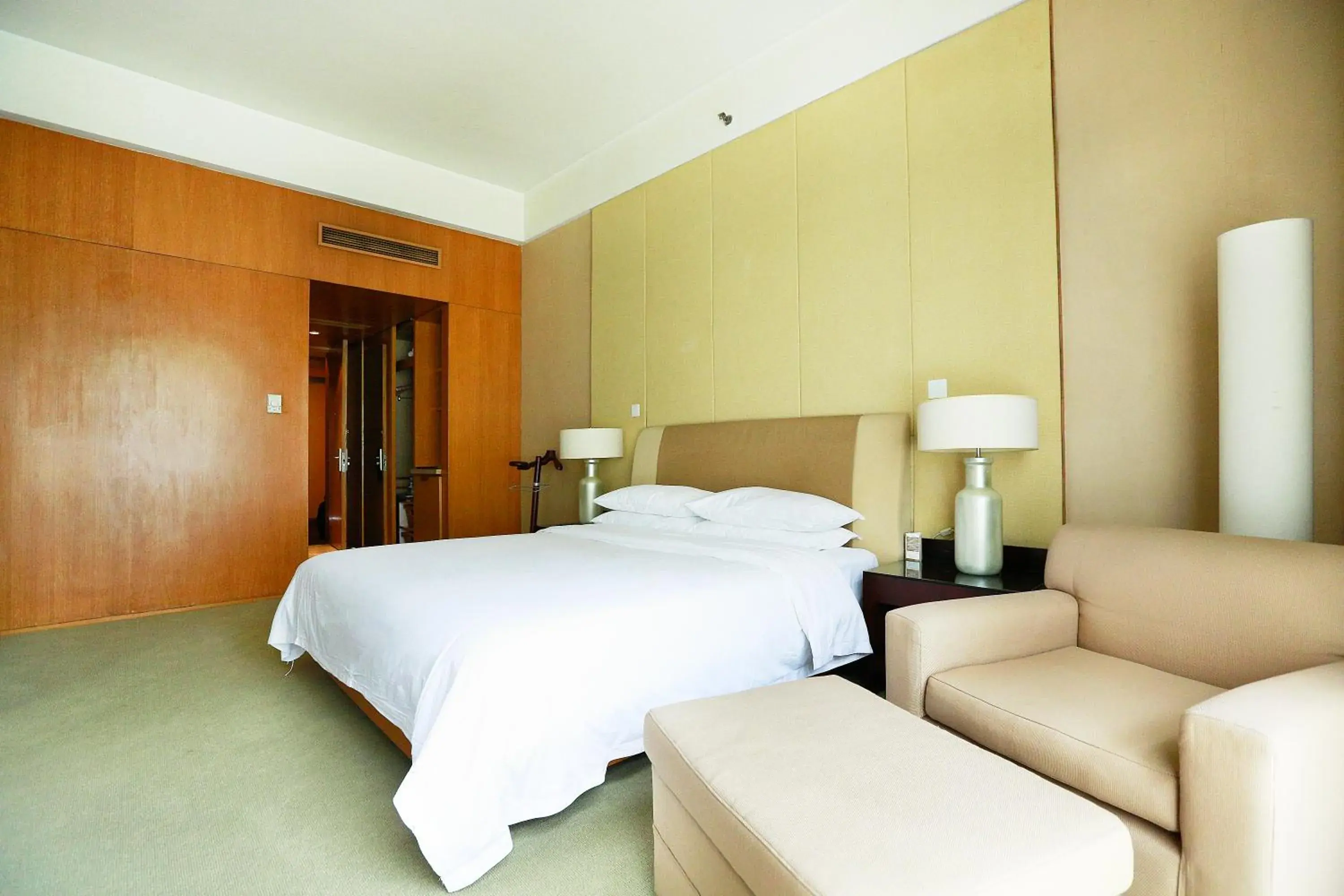 Photo of the whole room, Bed in Jinling Resort Nanjing Photo of the whole room, Bed in Jinling Resort Nanjing