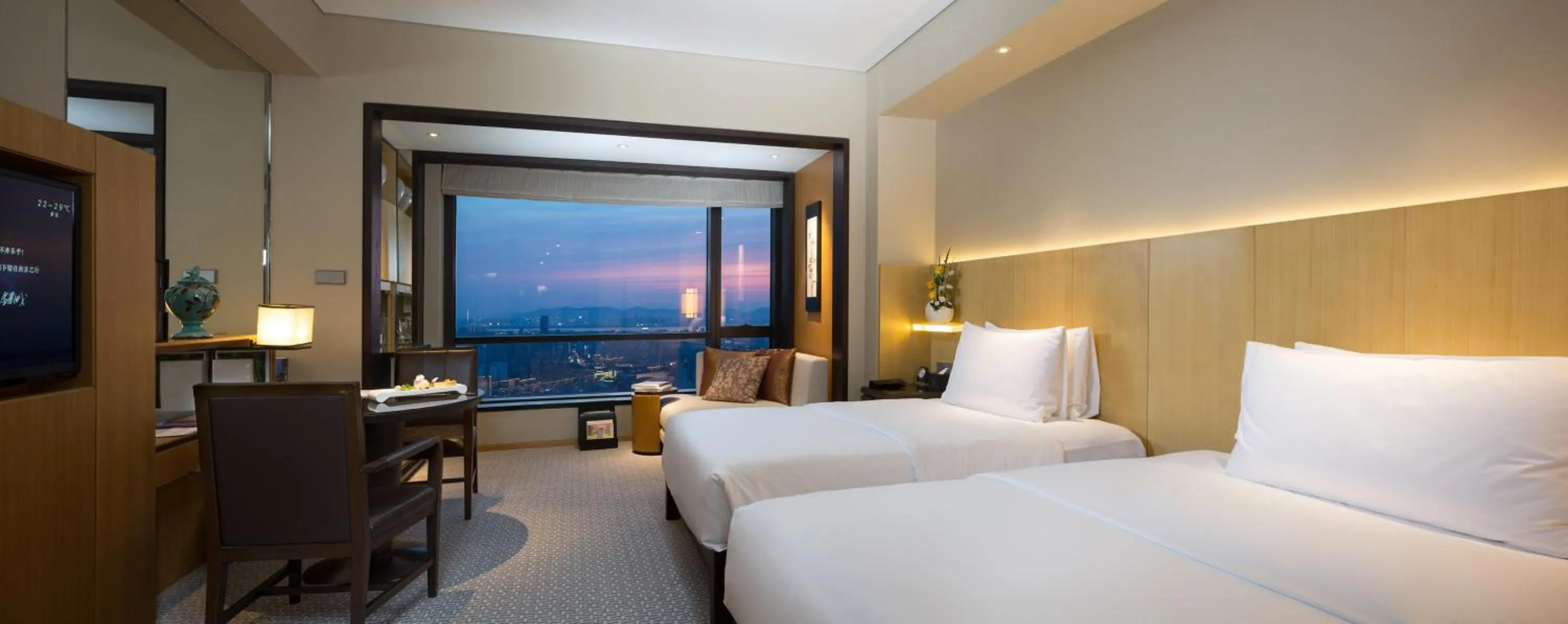 Photo of the whole room, Bed in Jinling Hotel