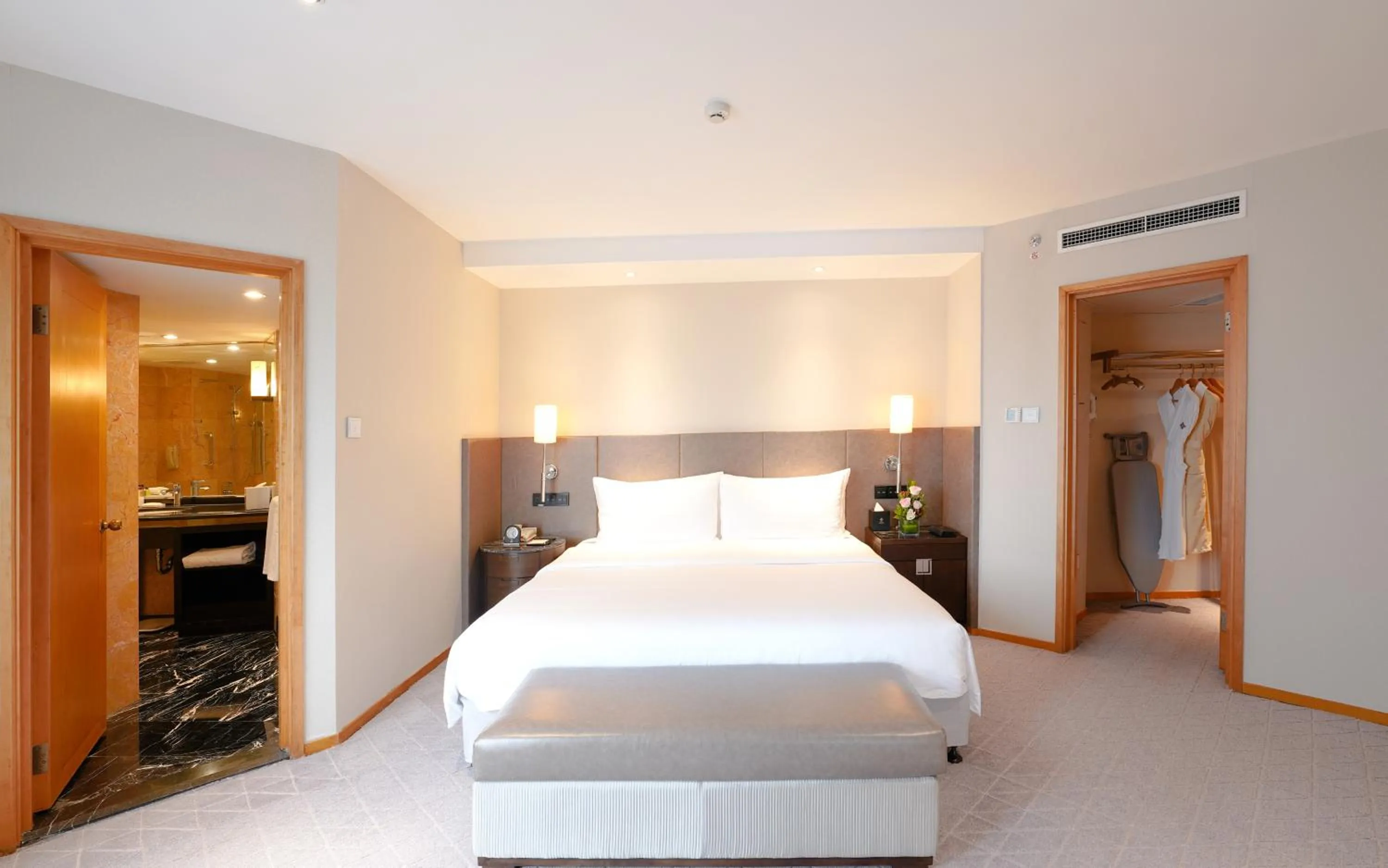 Bed in Jinling Hotel