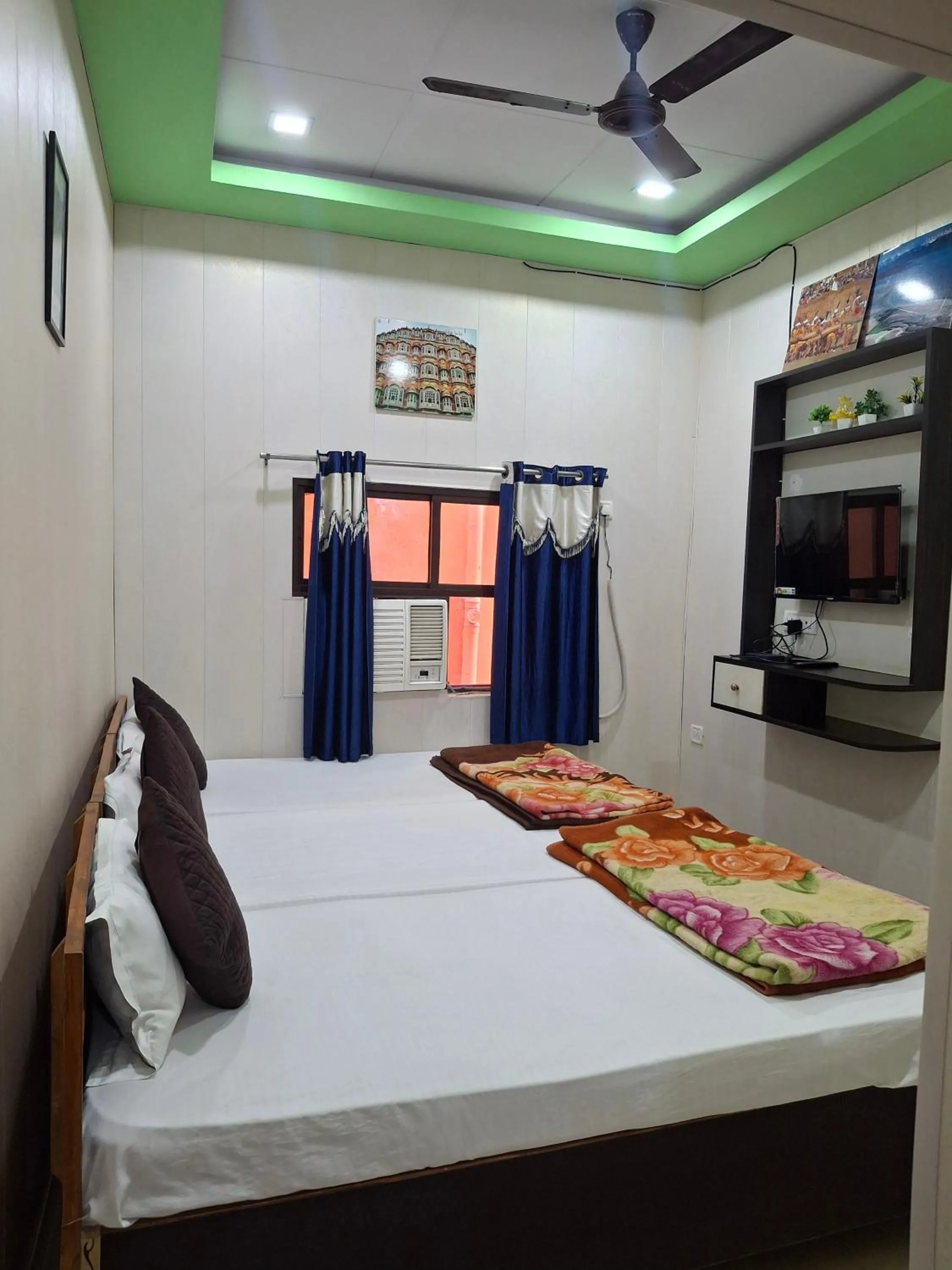 Bed in Golden River Homestay