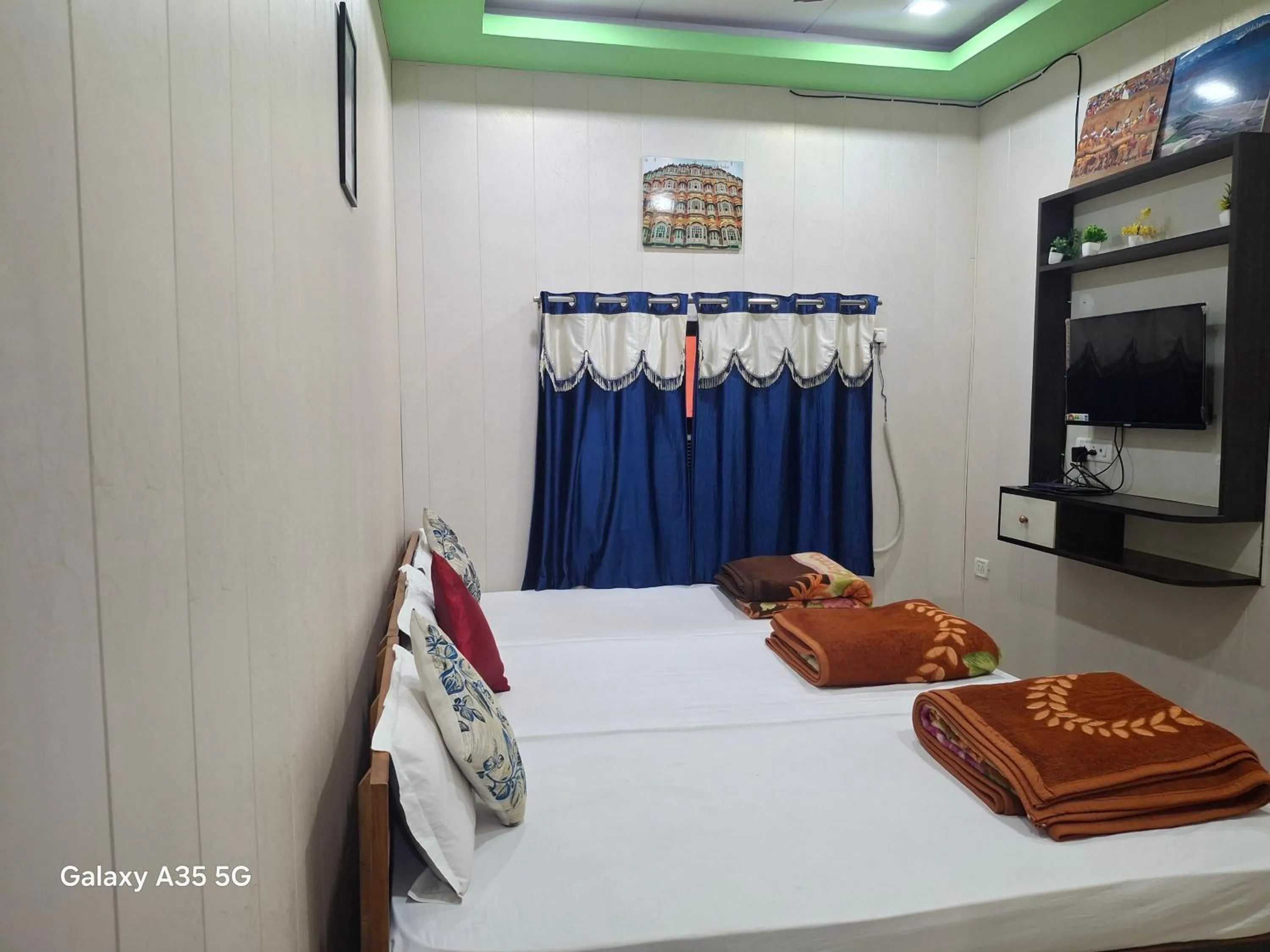 Bed in Golden River Homestay