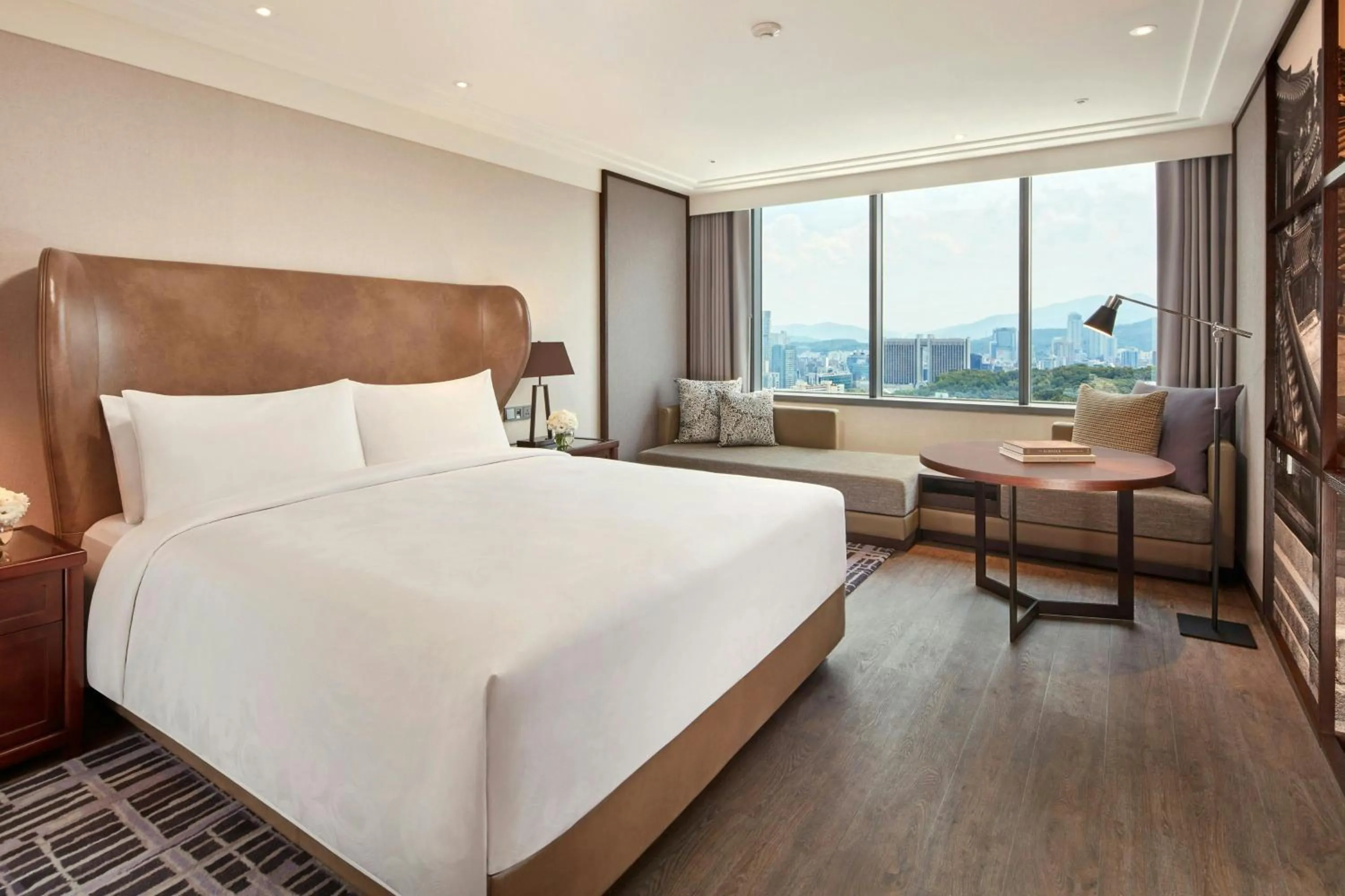 Photo of the whole room, Bed in JW Marriott Hotel Seoul